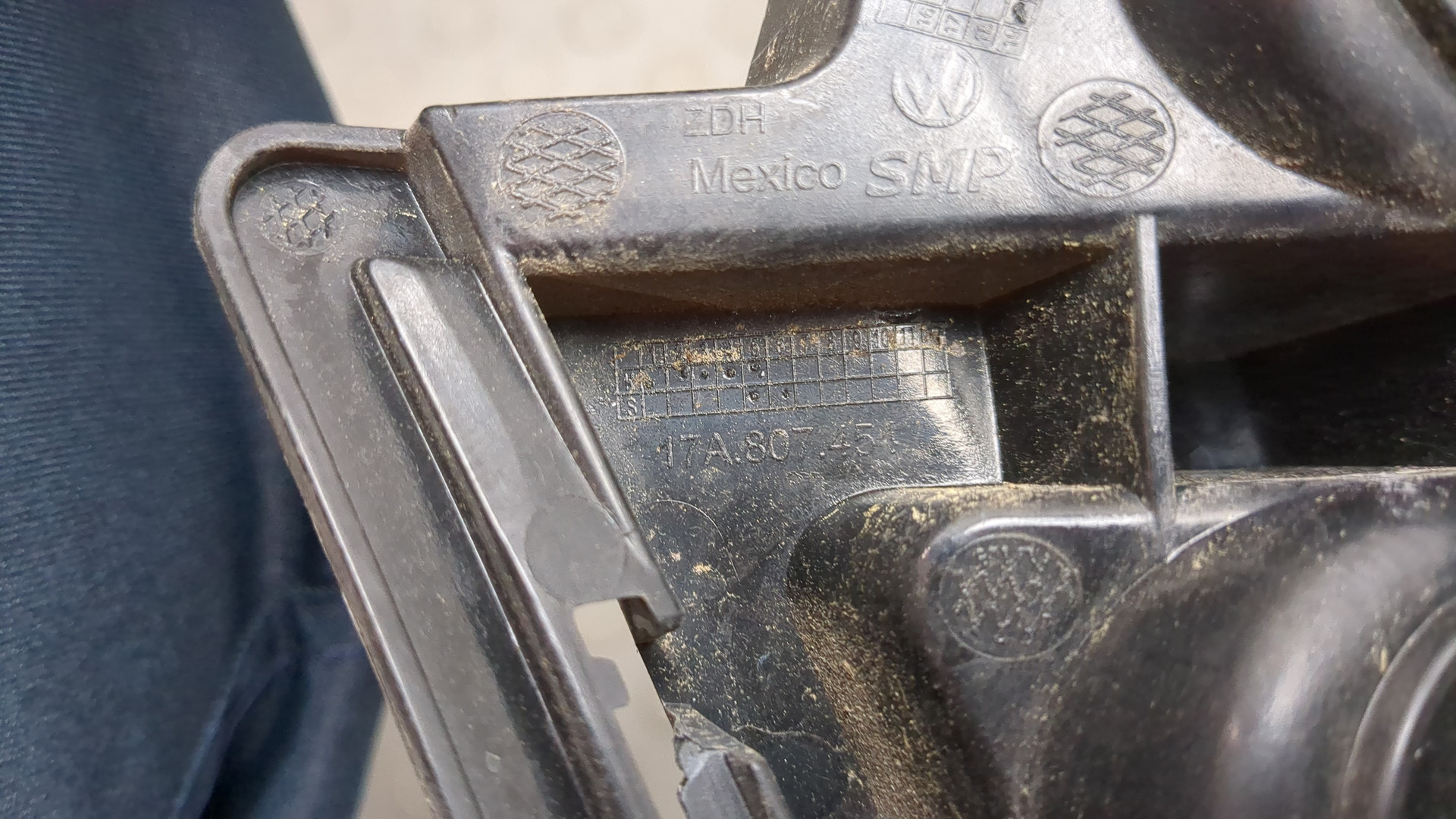 Кронштейн заднего бампера правый