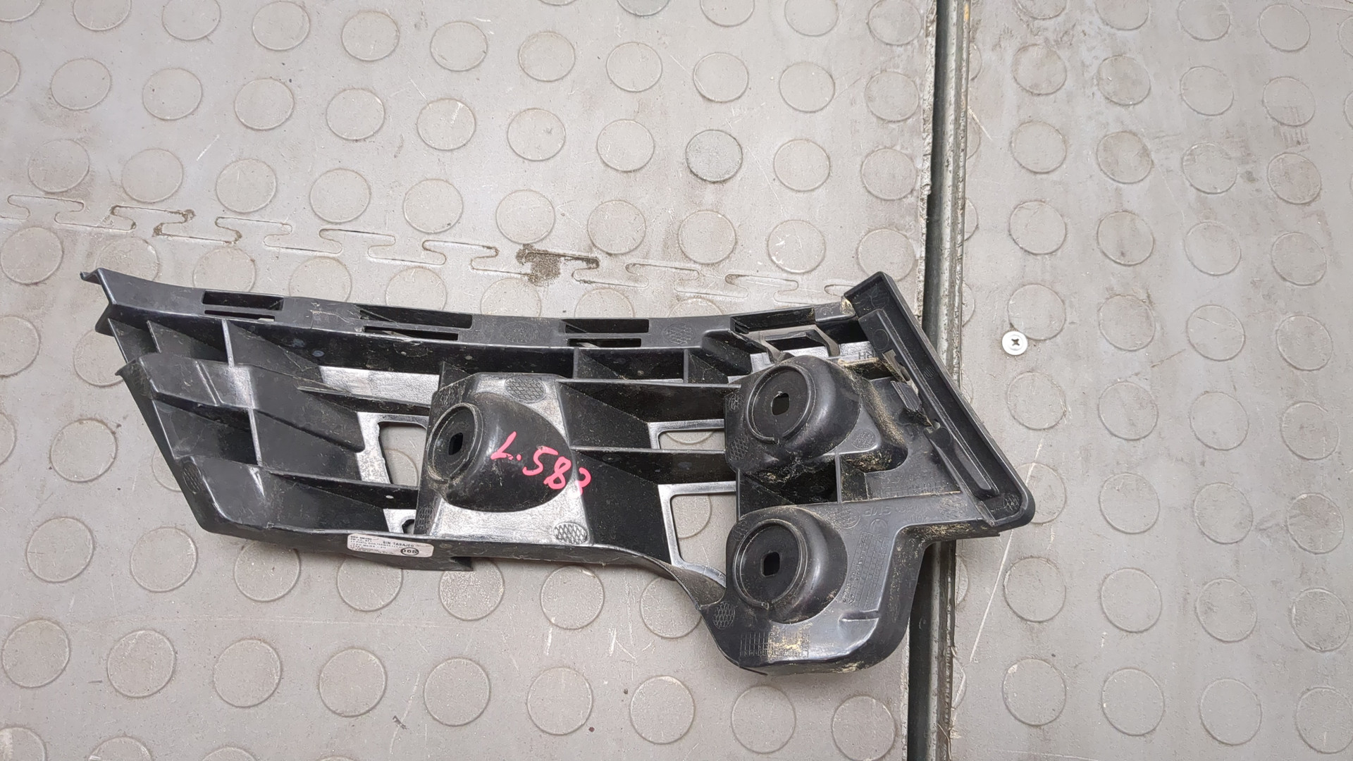 Кронштейн заднего бампера правый