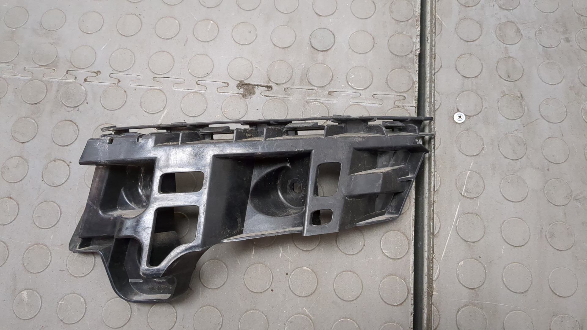 Кронштейн заднего бампера правый