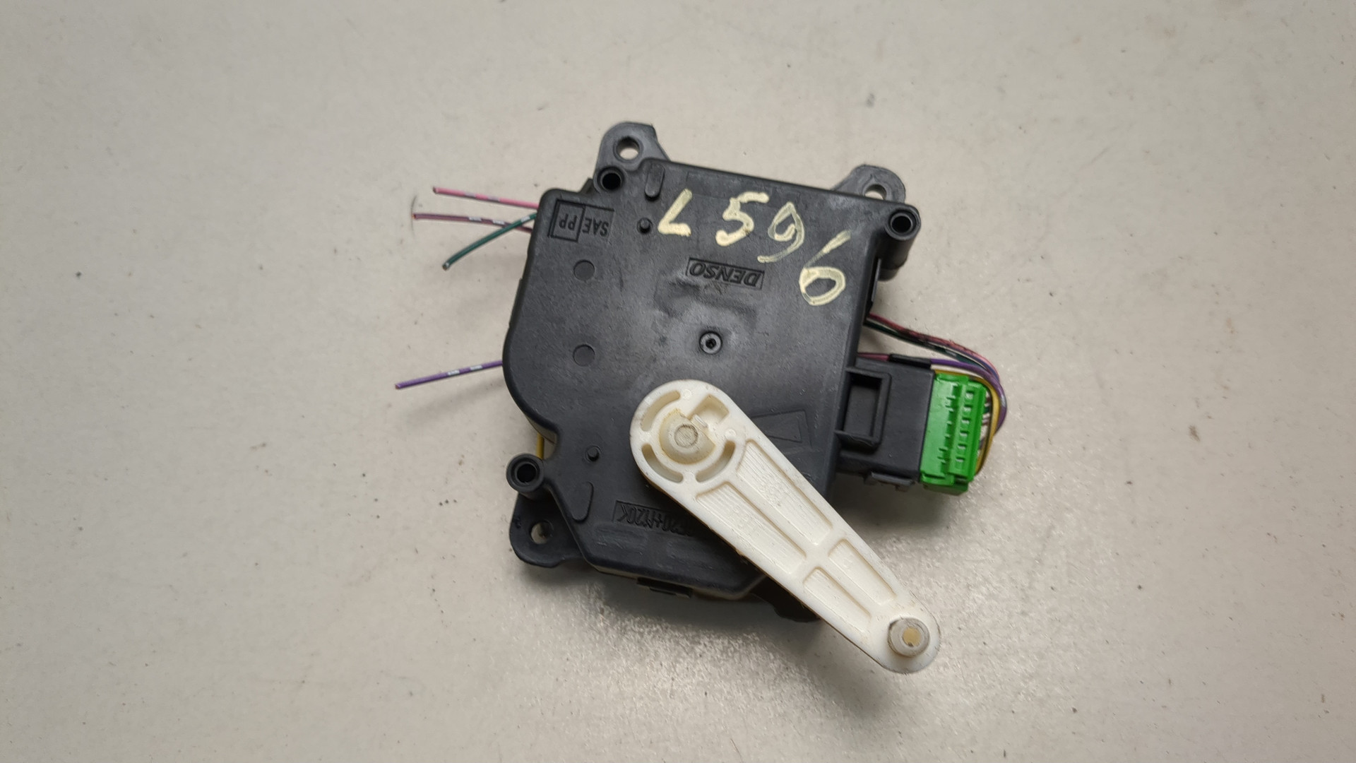 Моторчик заслонки печки