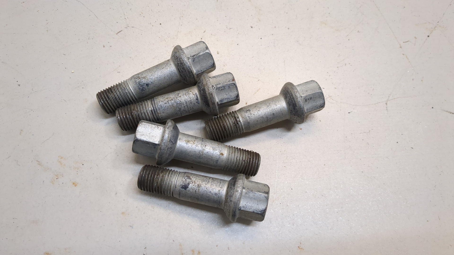 Болт колесный