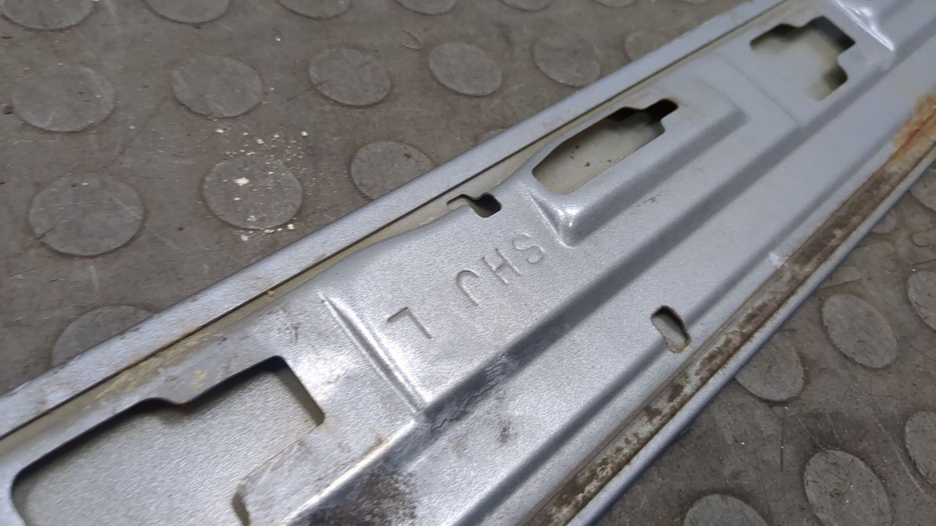 Накладка заднего крыла левого