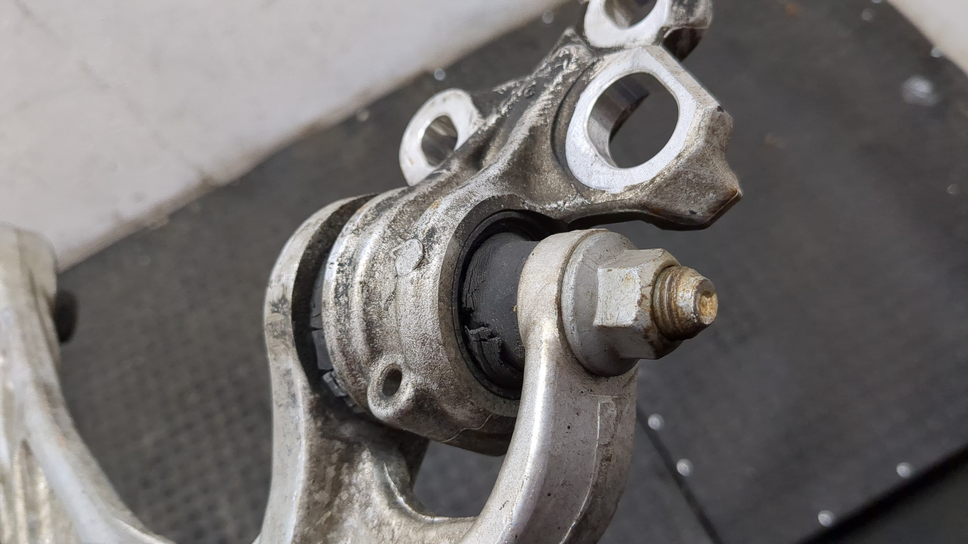 Рычаг передний правый