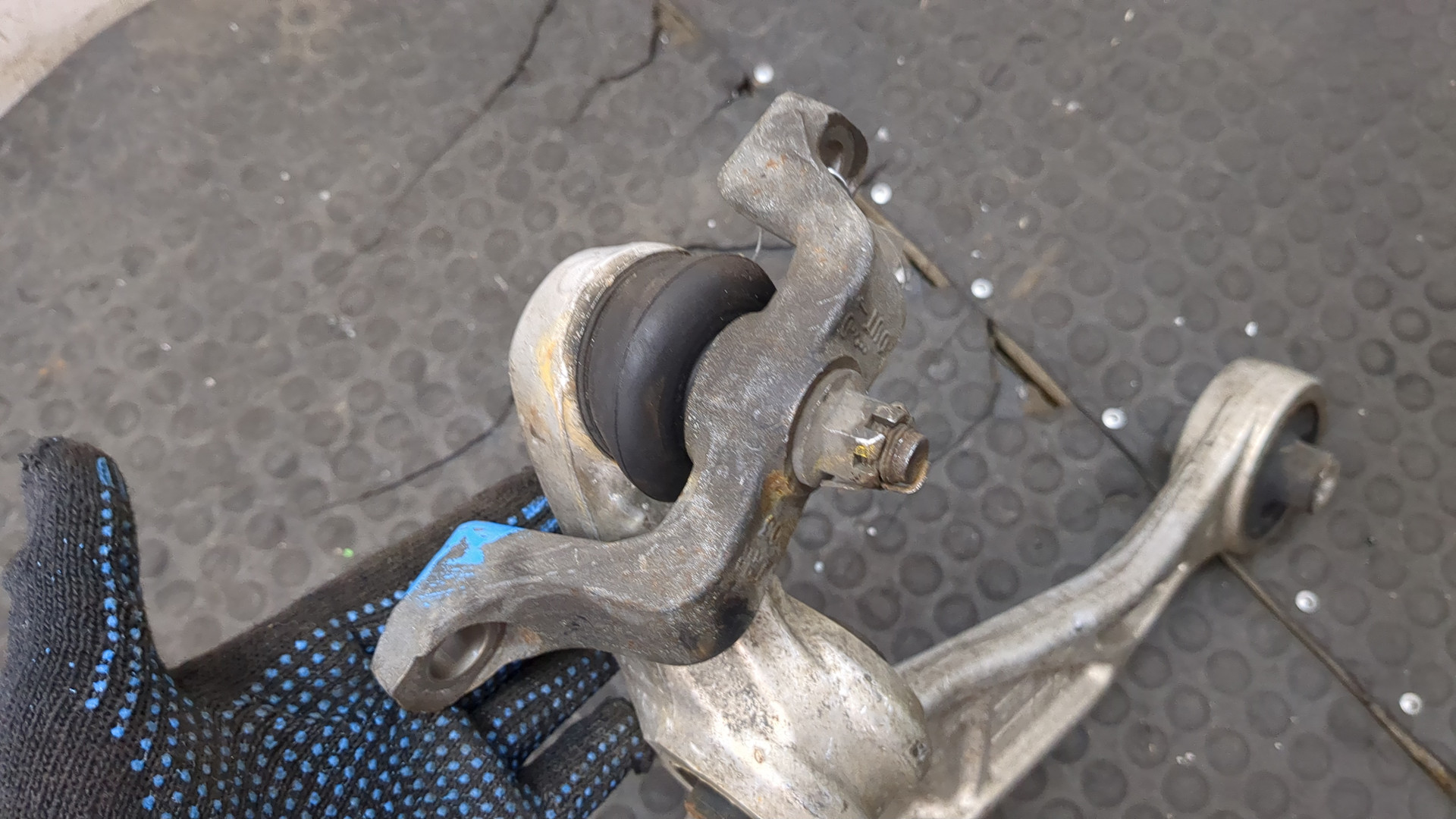 Рычаг передний правый