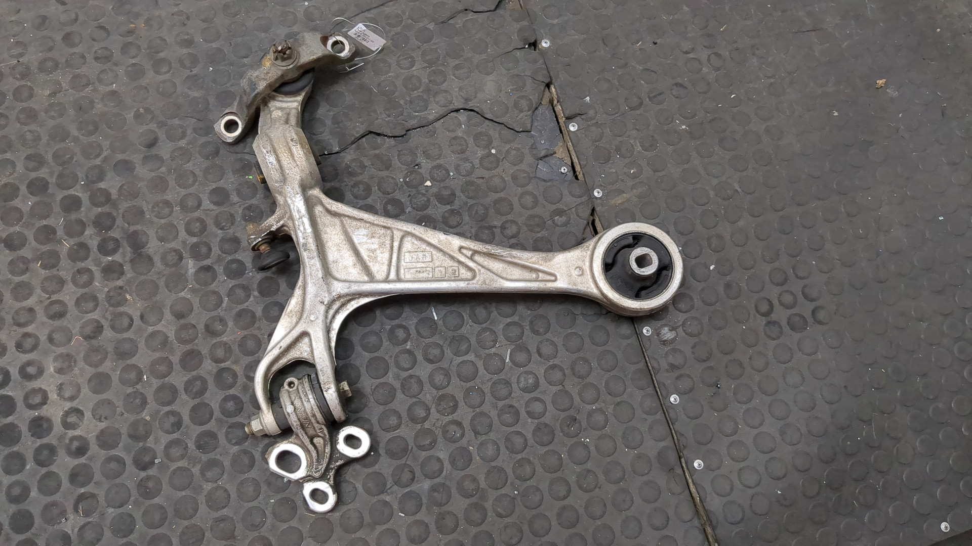 Рычаг передний правый