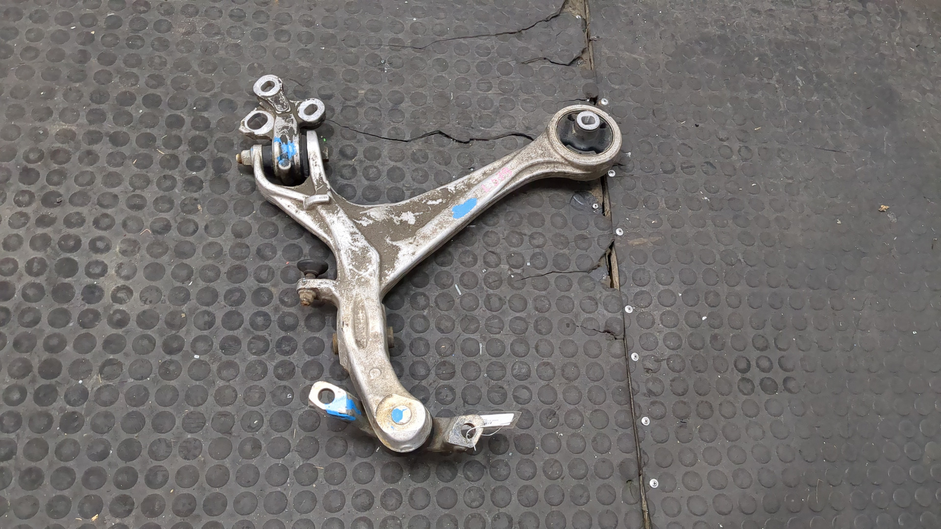 Рычаг передний правый