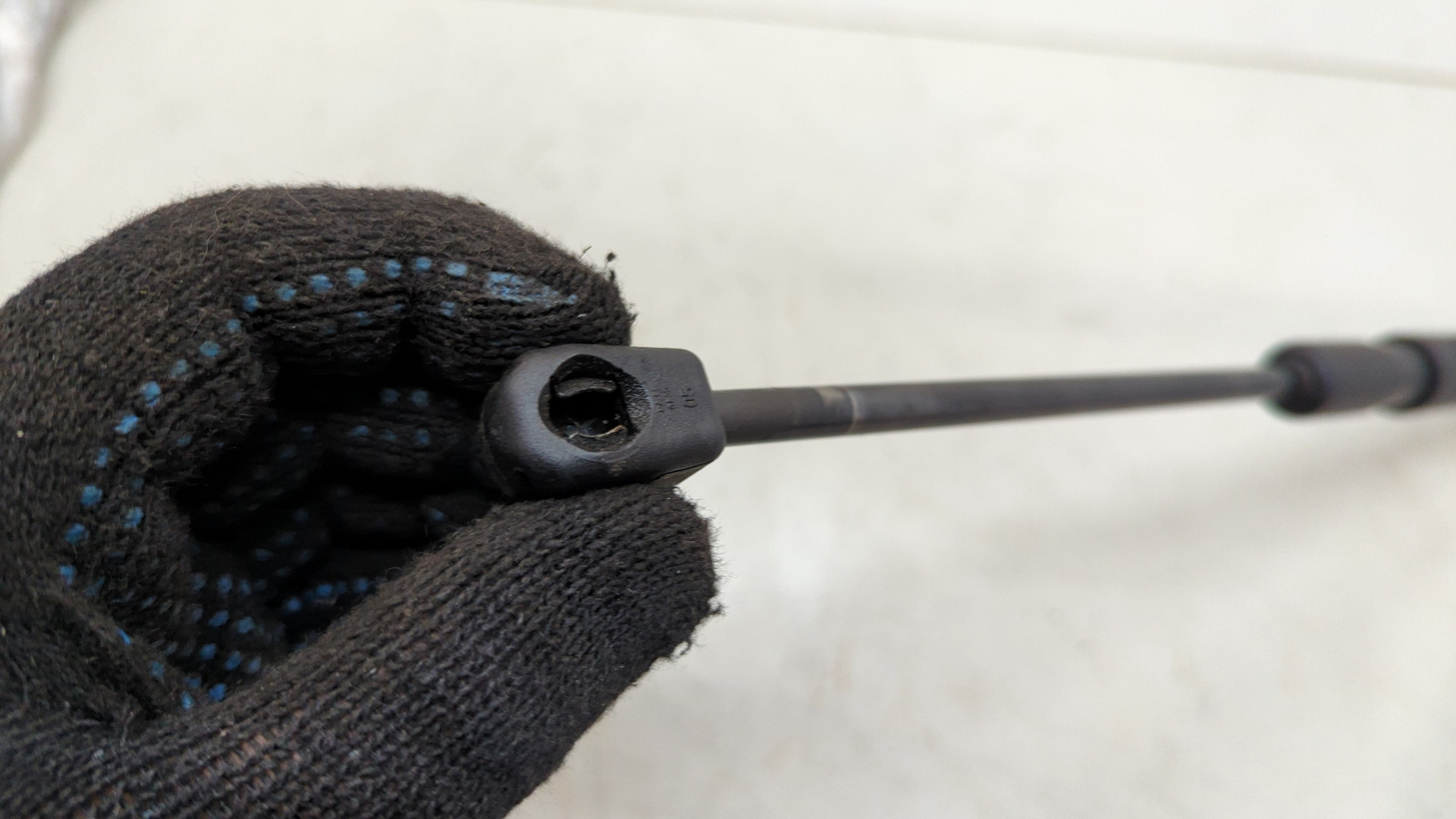 Амортизатор капота