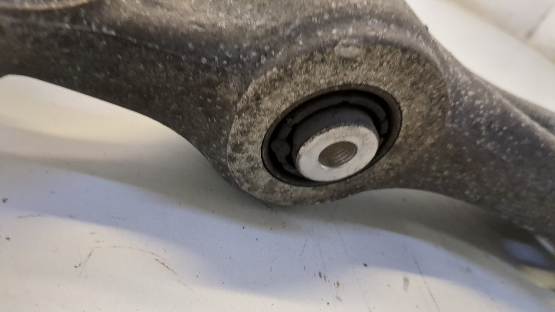 Рычаг передний левый