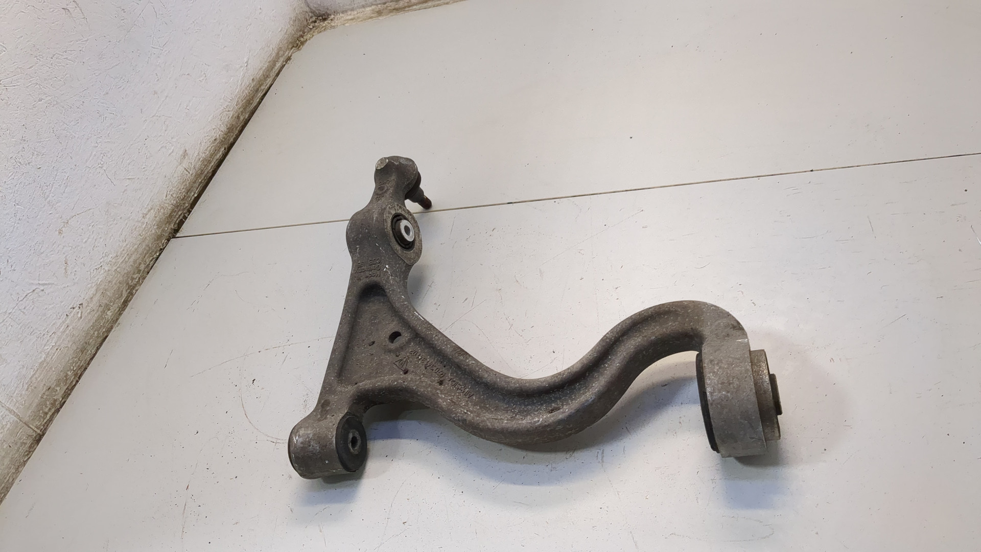 Рычаг передний левый