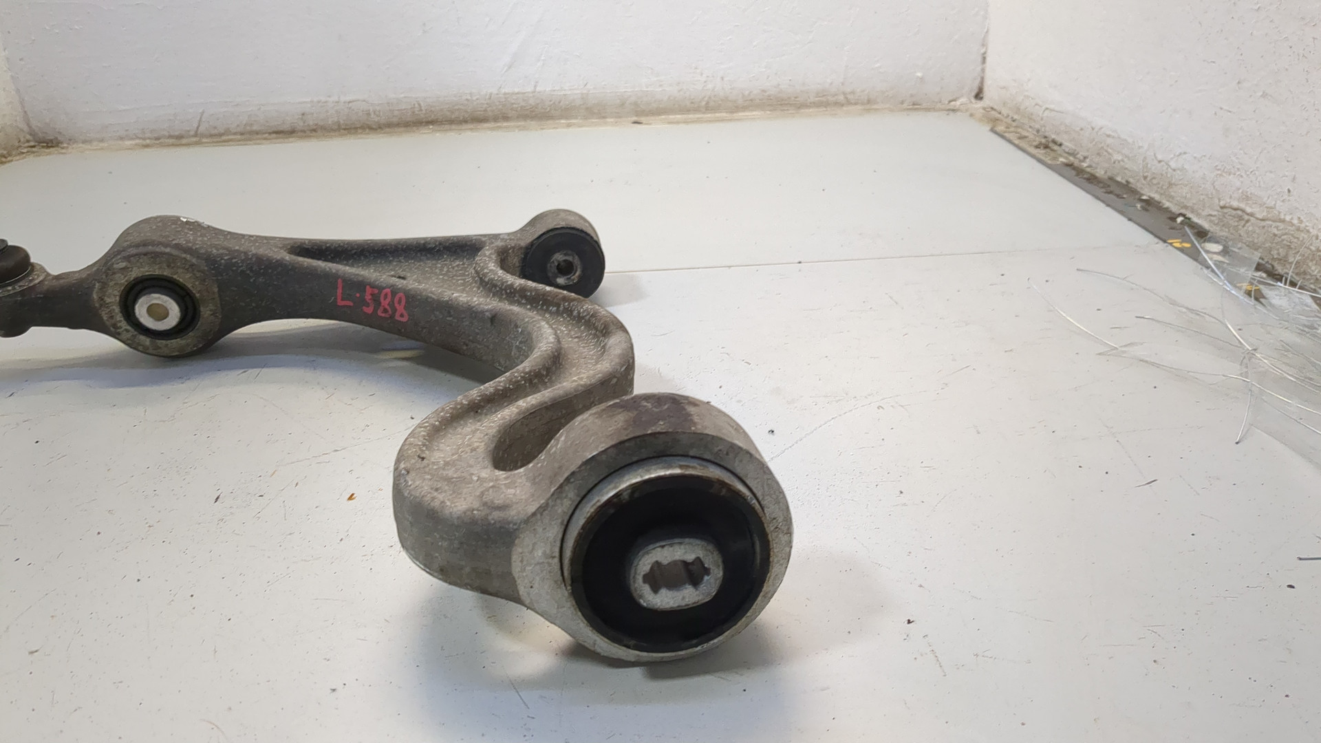 Рычаг передний левый