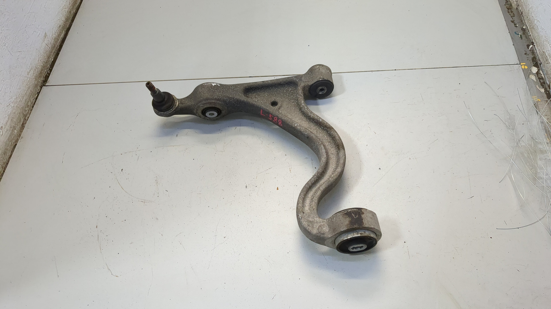 Рычаг передний левый