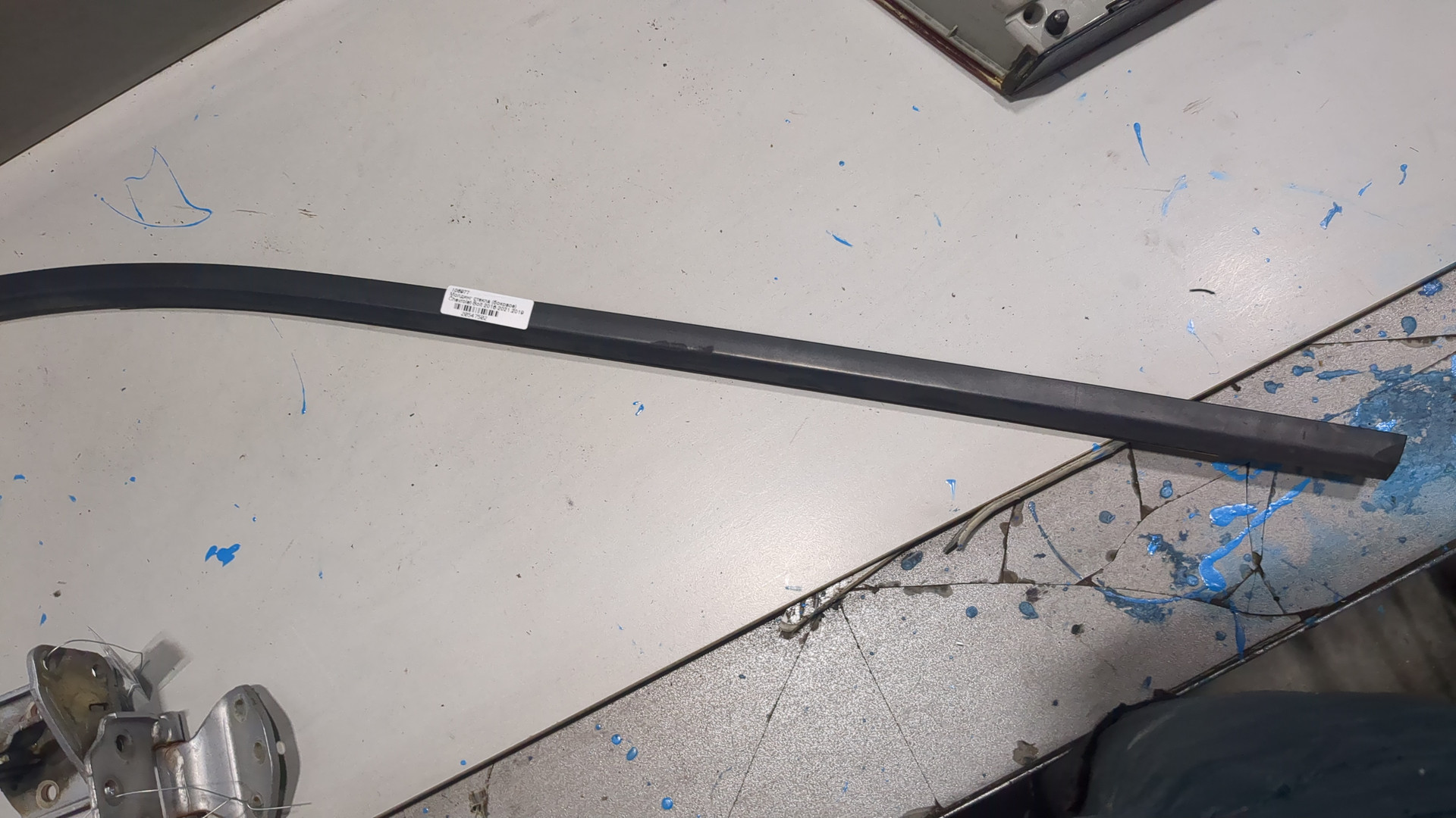 Накладка стекла заднего левого