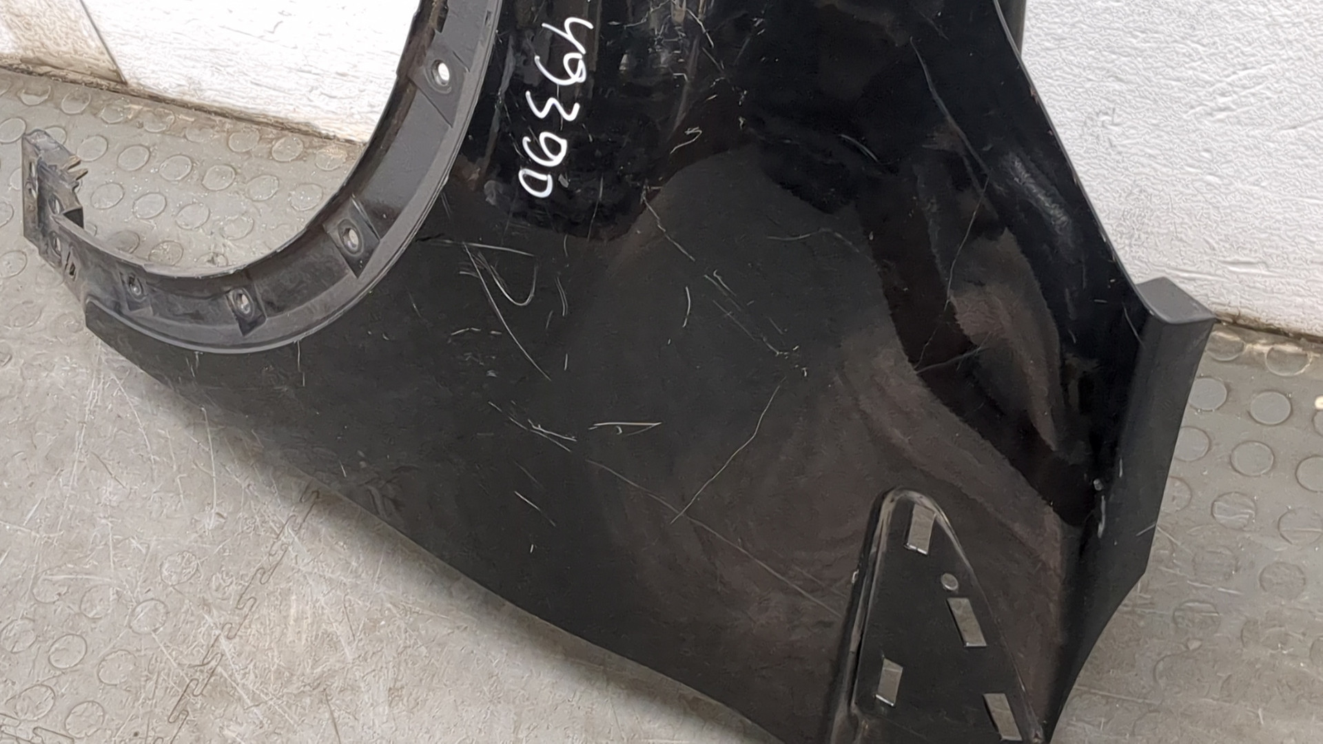 Крыло переднее левое