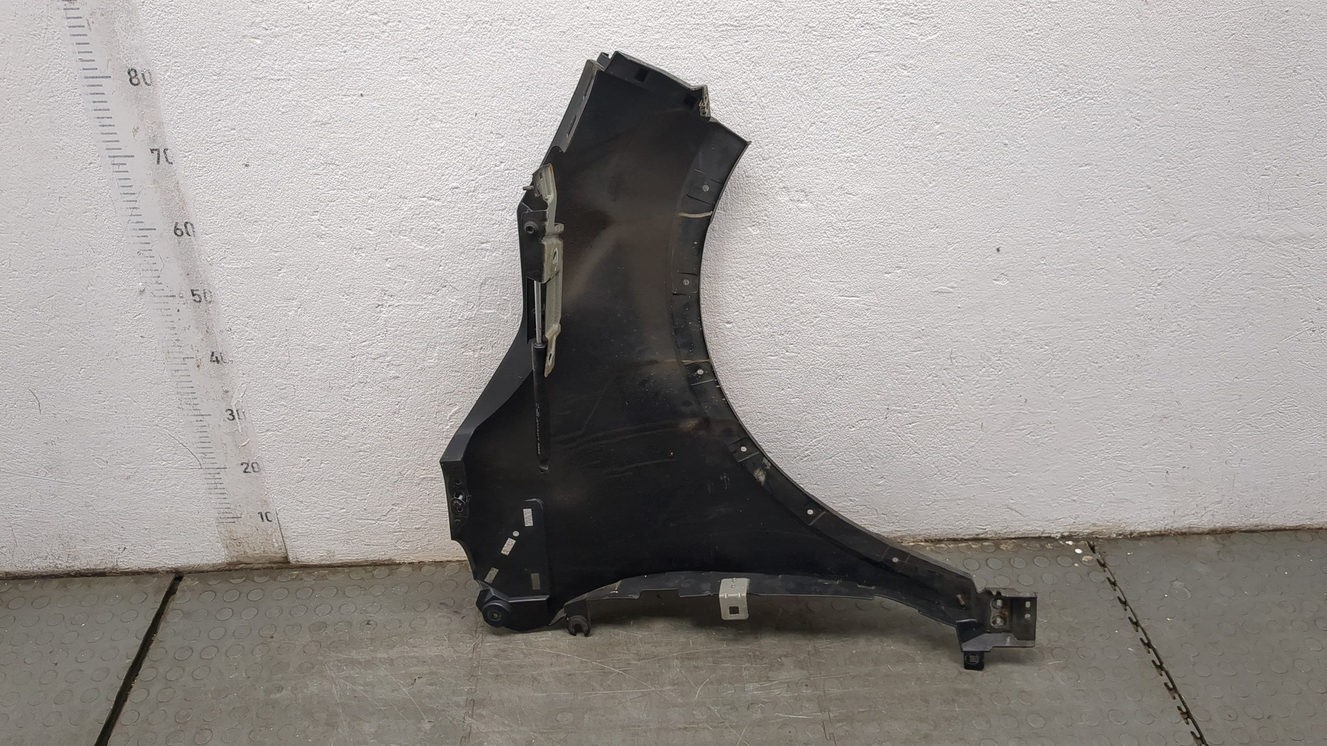 Крыло переднее левое