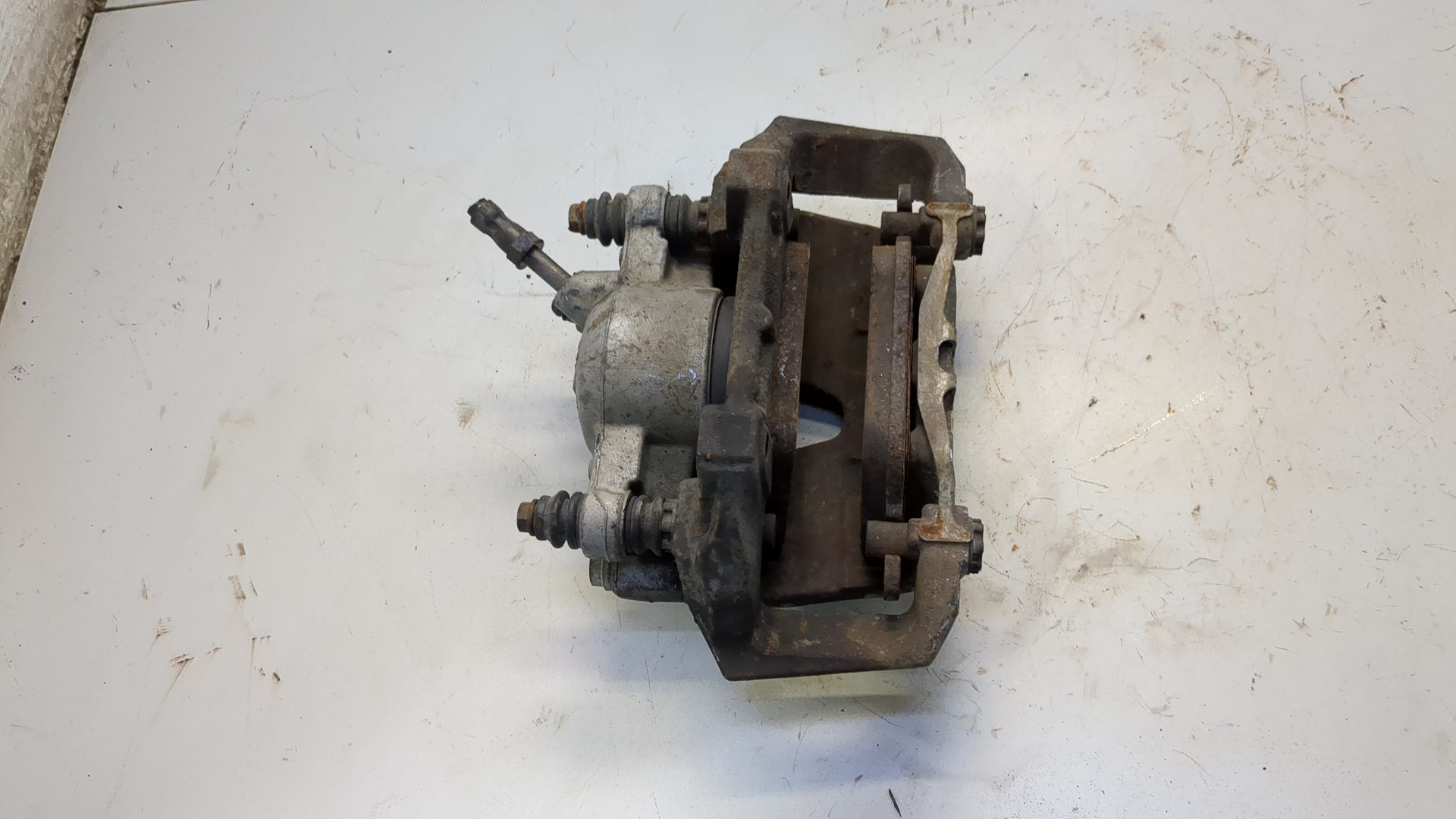 Суппорт передний левый