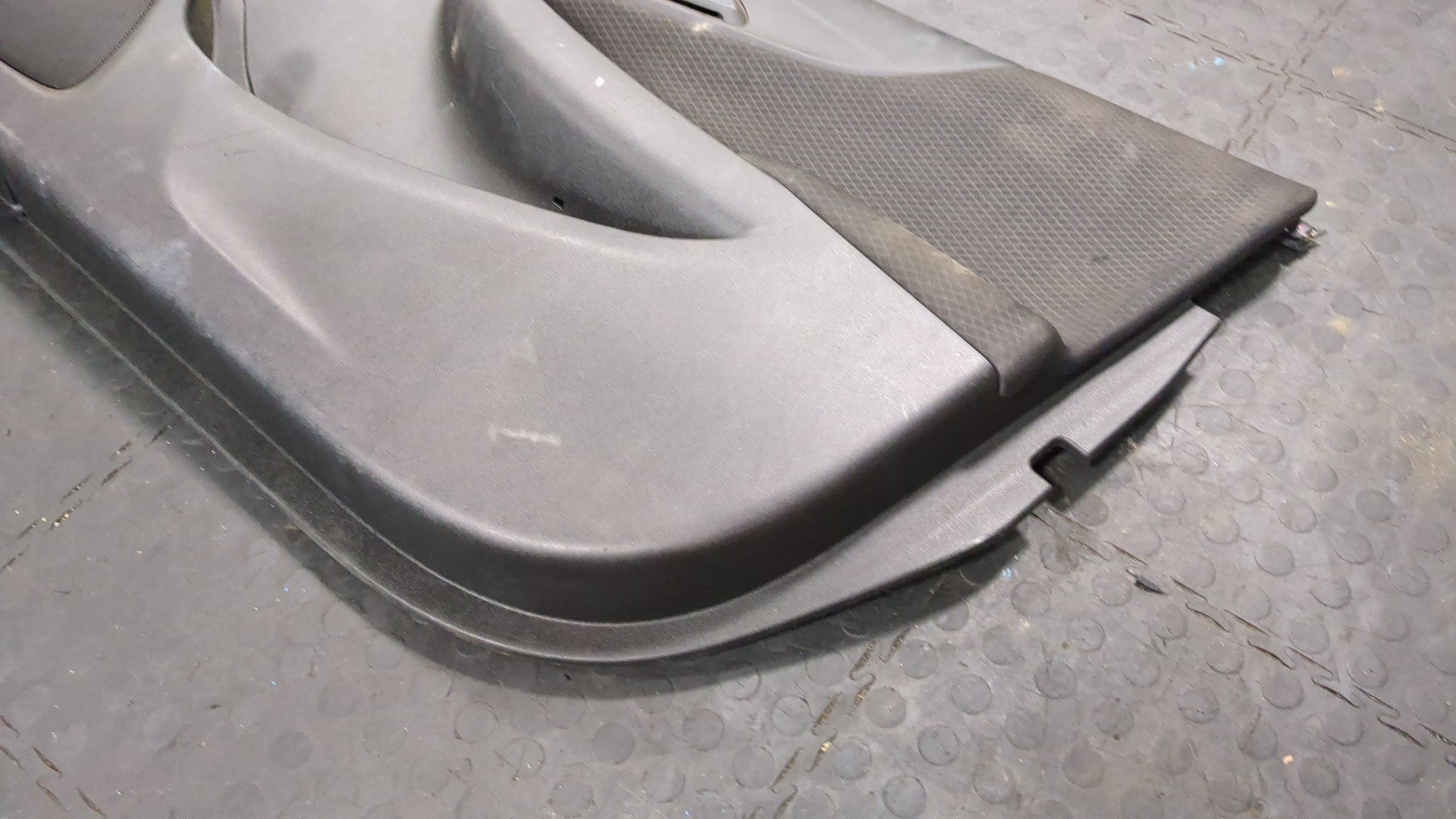 Обшивка двери передней правой