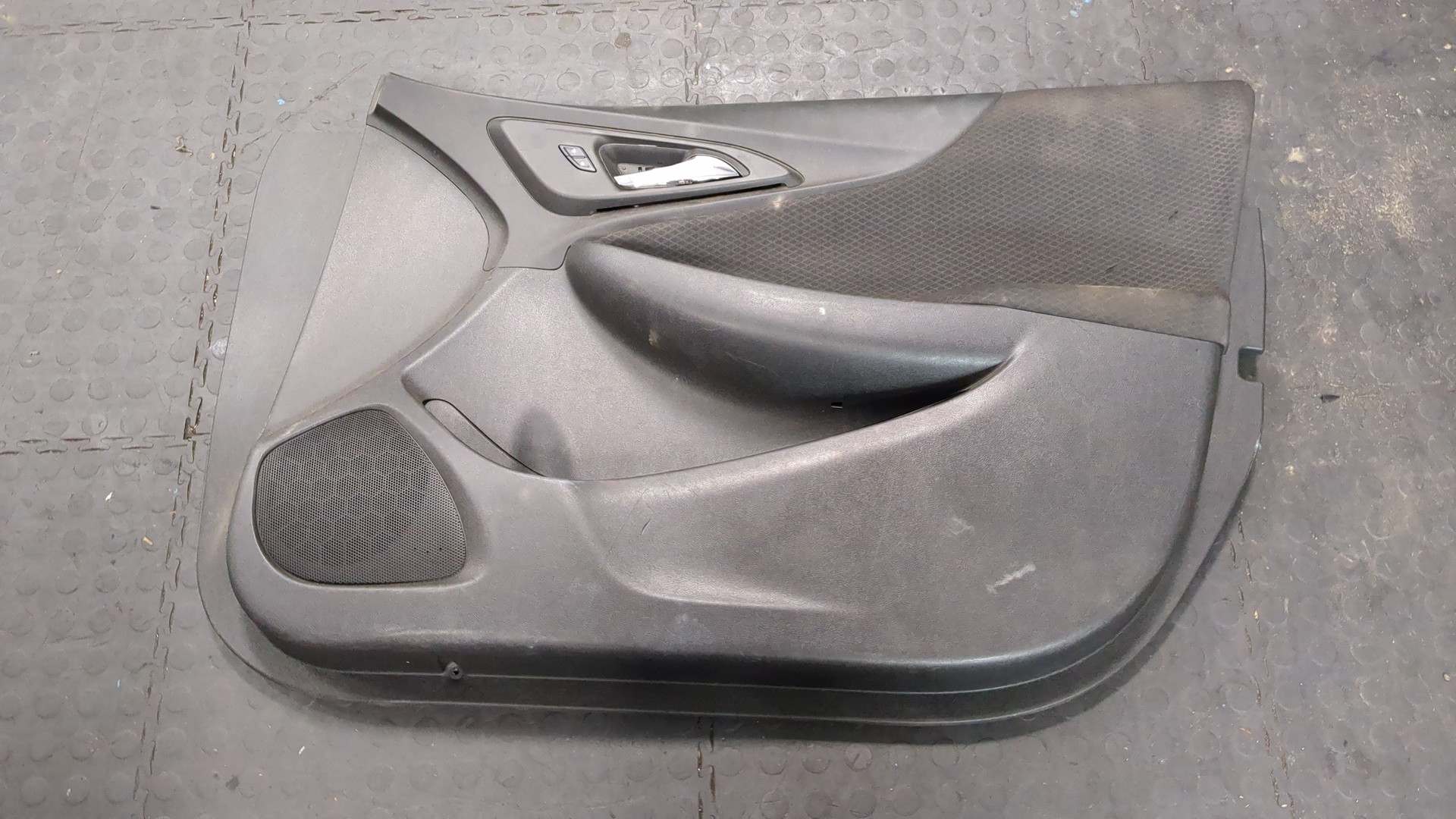 Обшивка двери передней правой