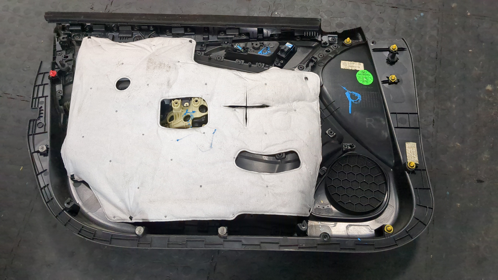 Обшивка двери передней правой