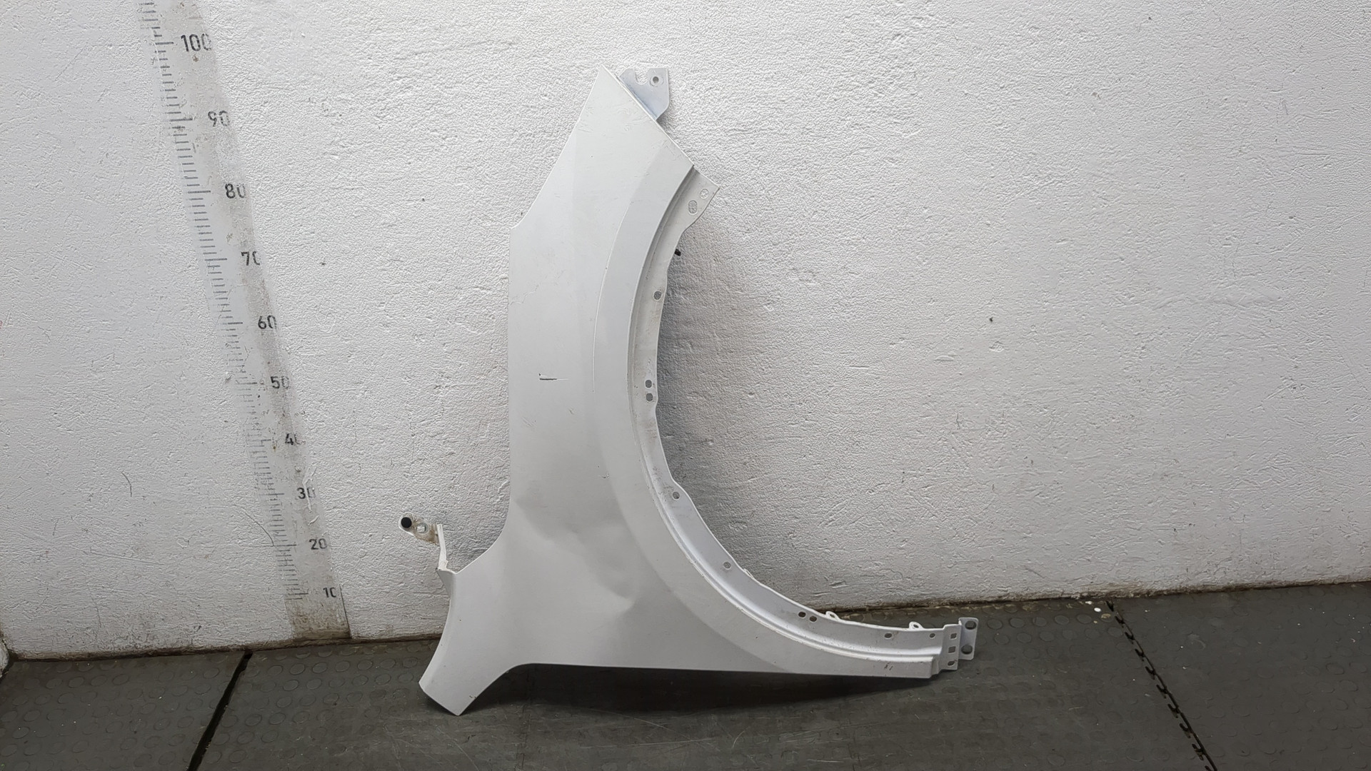 Крыло переднее правое