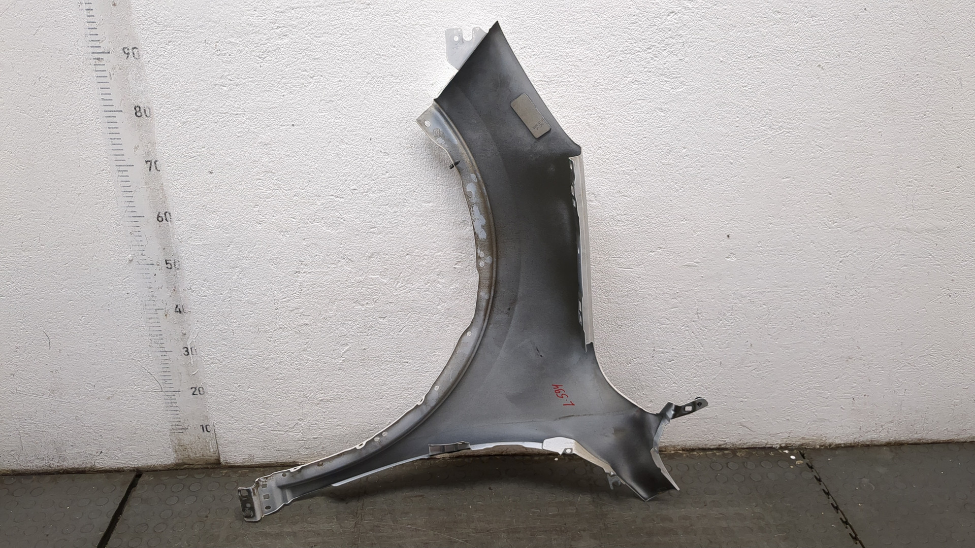 Крыло переднее правое