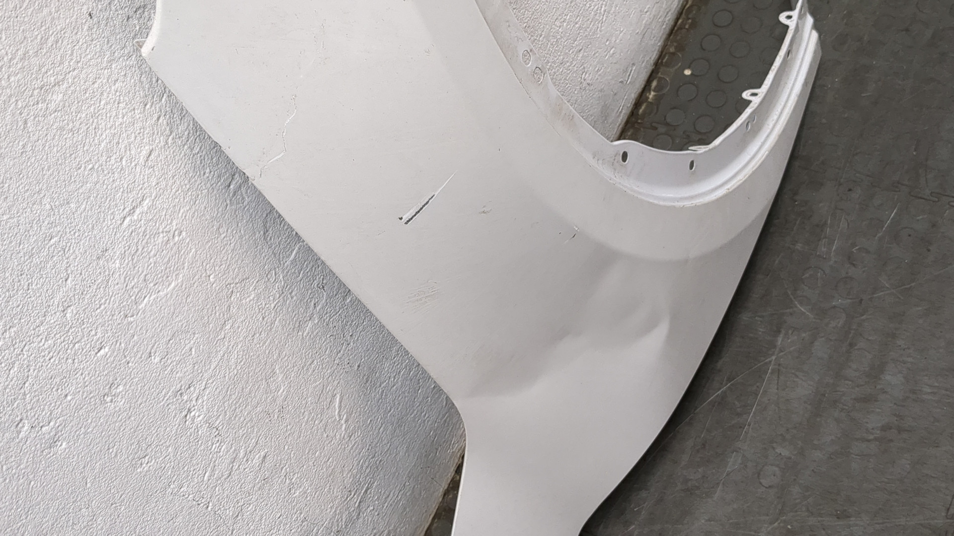 Крыло переднее правое