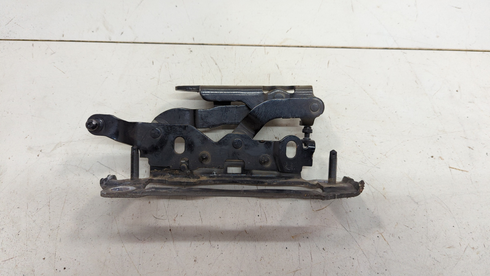 Петля капота левая