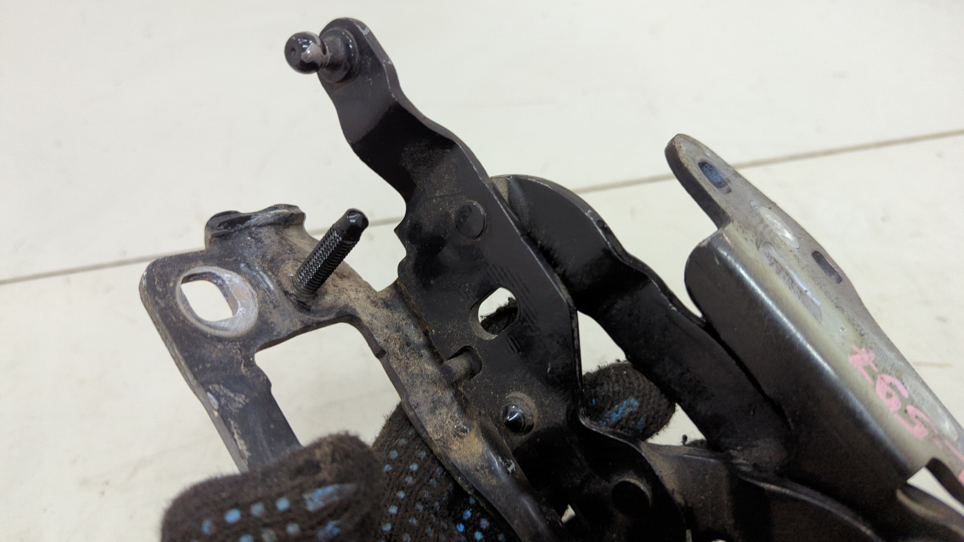 Петля капота левая