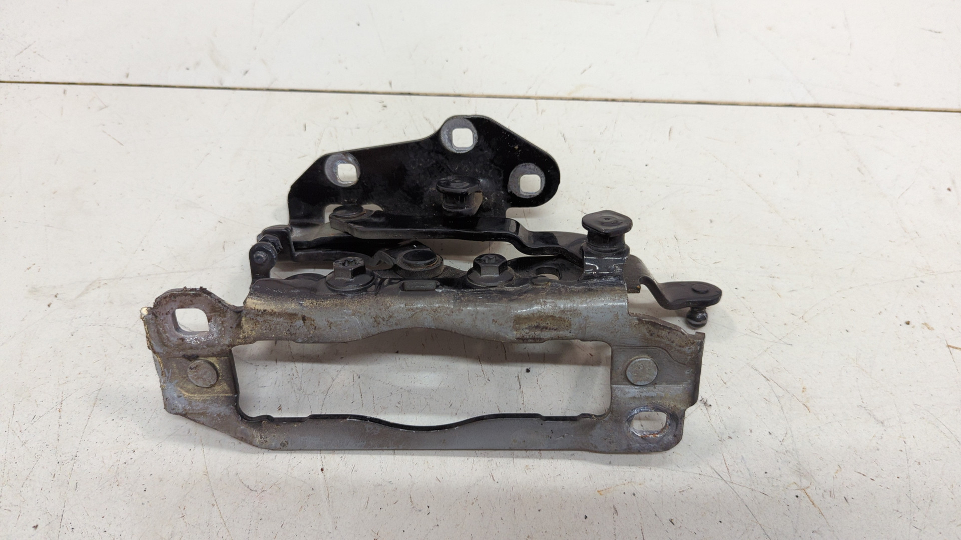 Петля капота левая