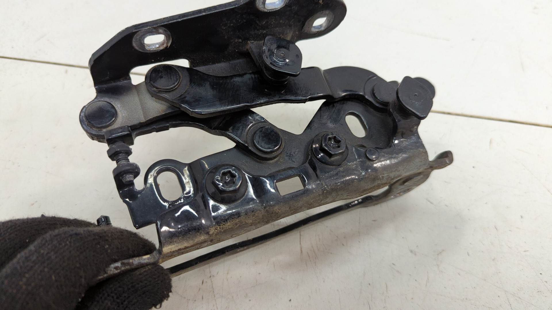 Петля капота левая