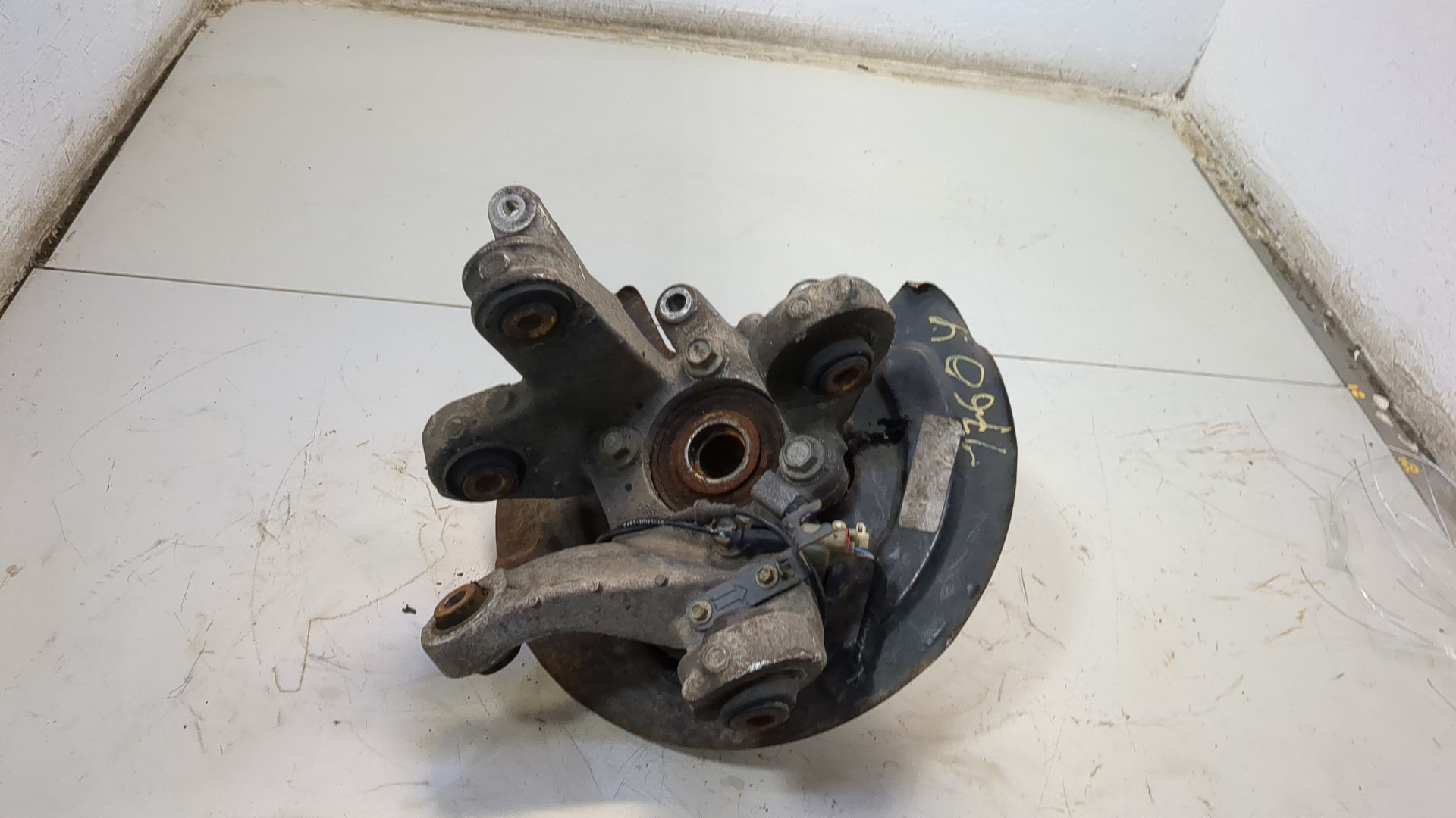 Кулак поворотный задний левый