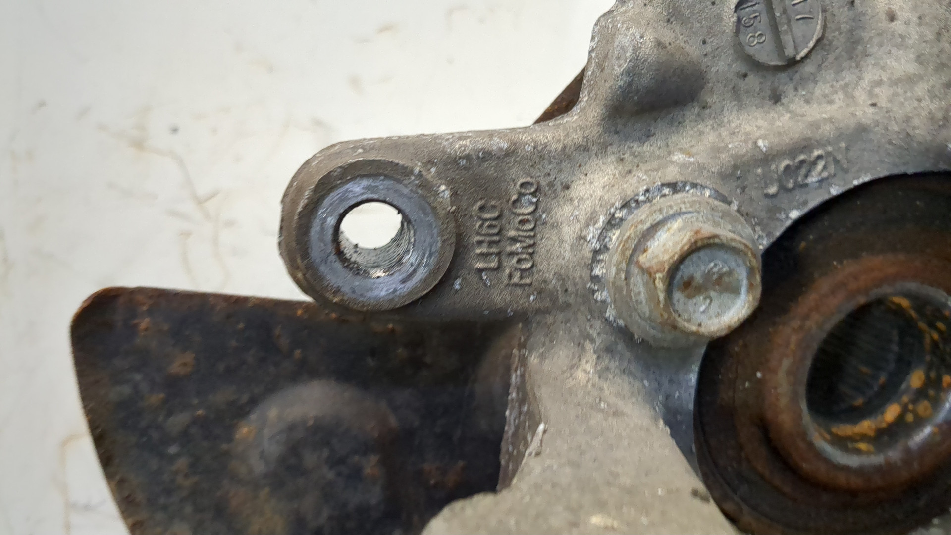 Кулак поворотный задний левый