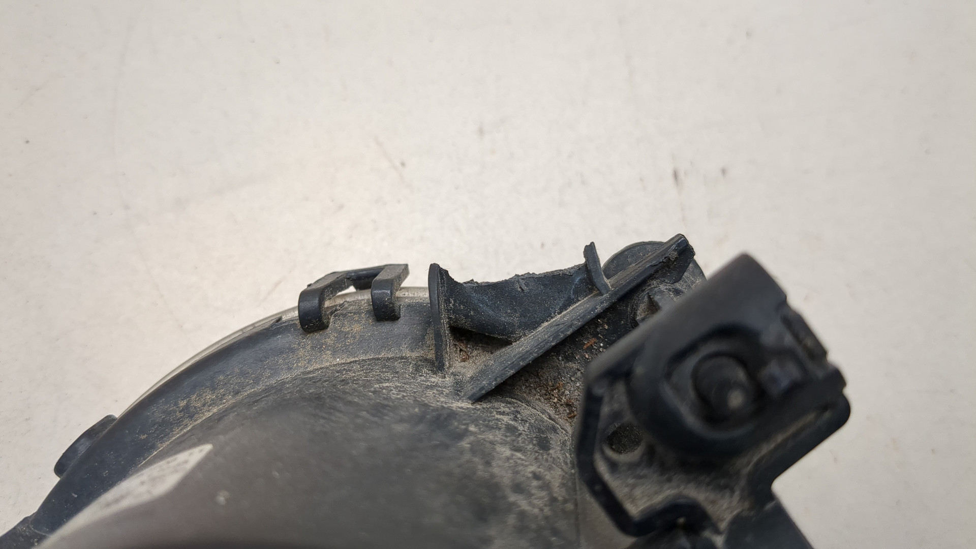 Фара противотуманная левая