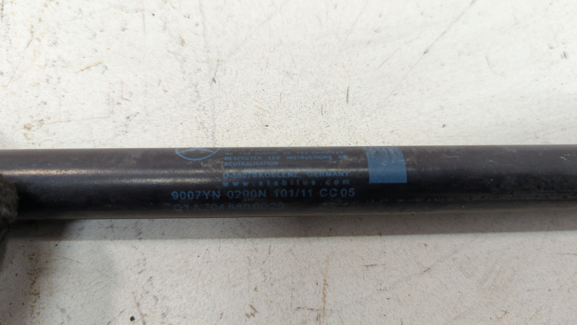 Амортизатор капота