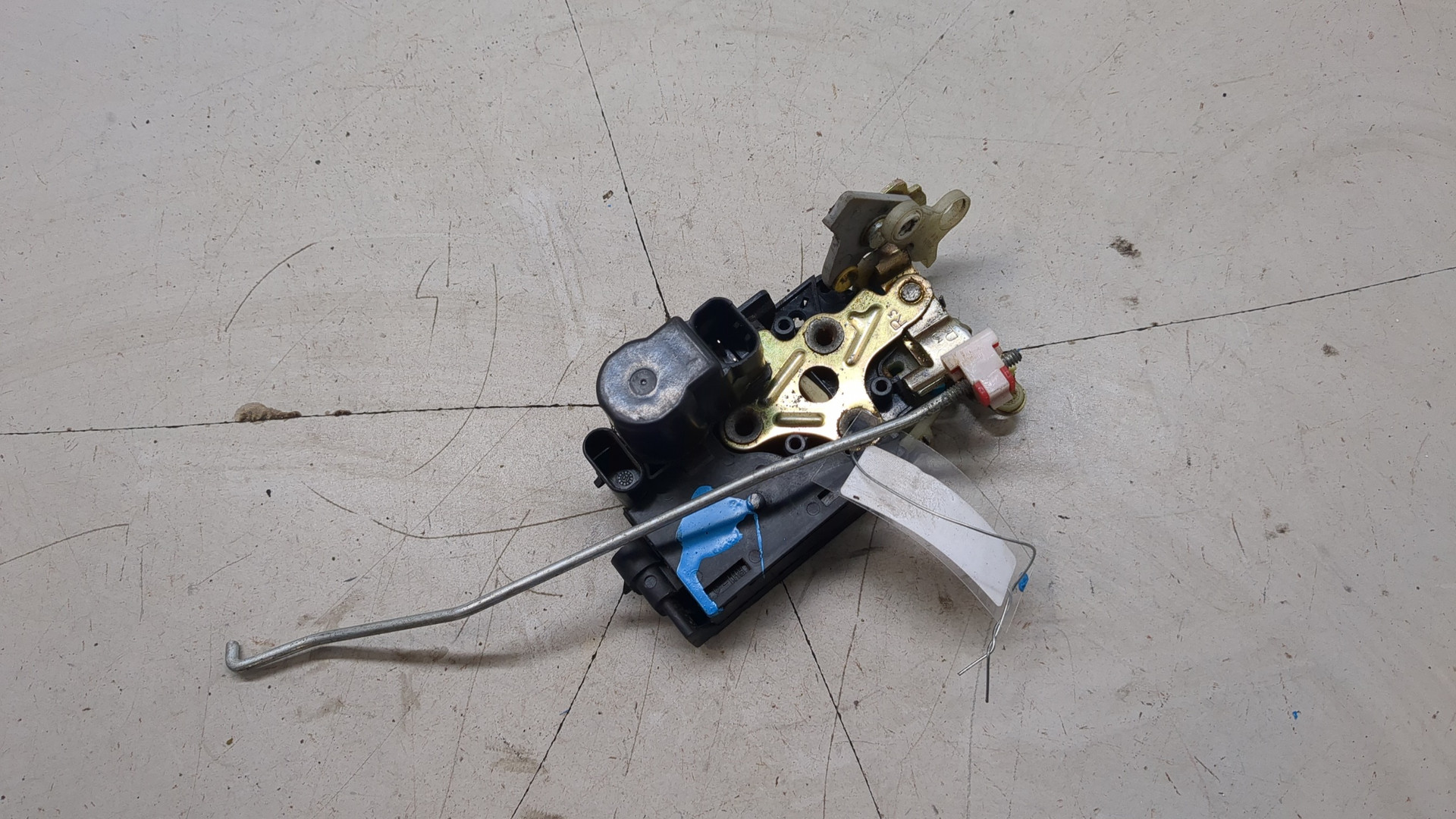 Замок двери передней правой