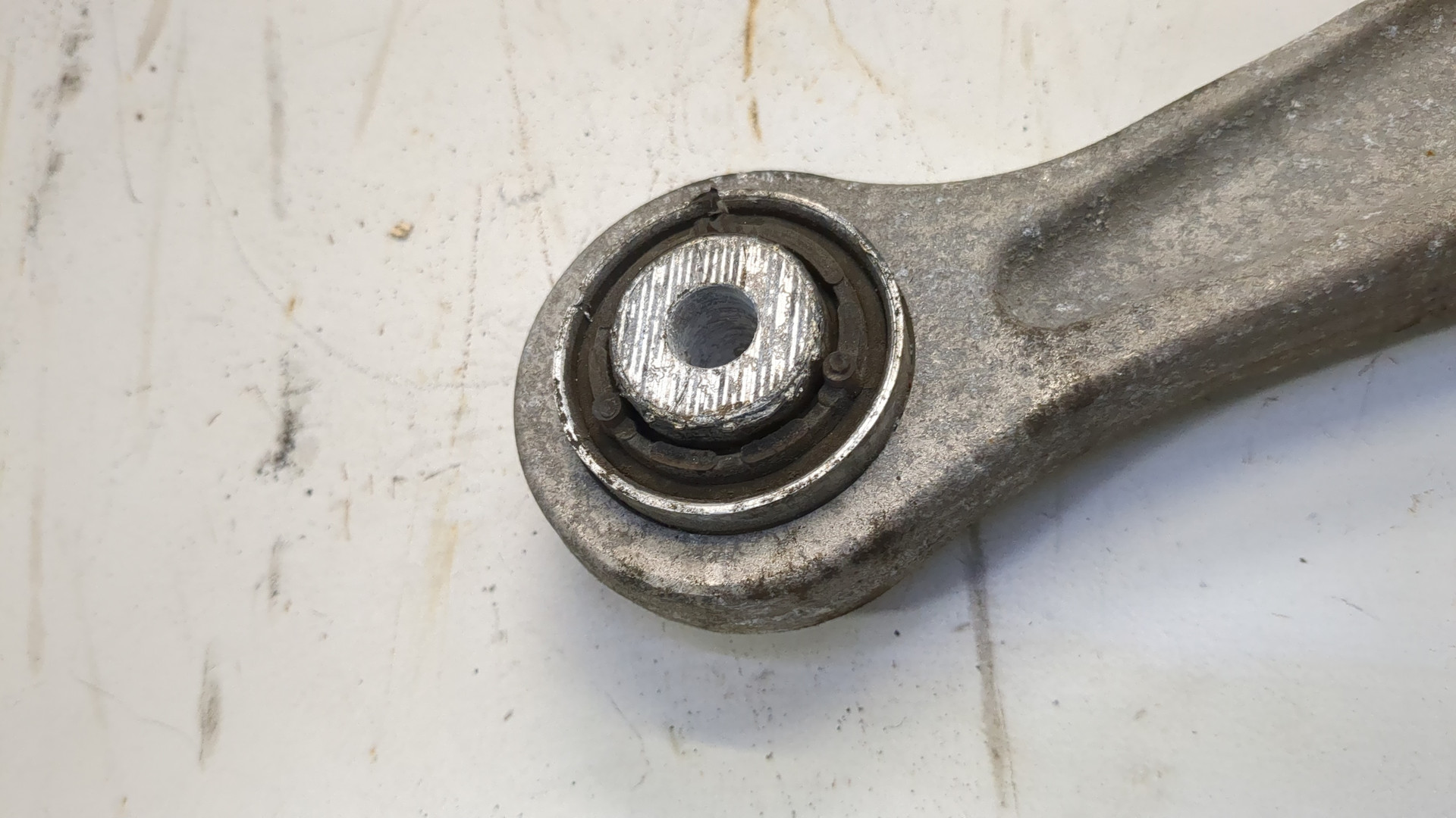 Рычаг задний правый