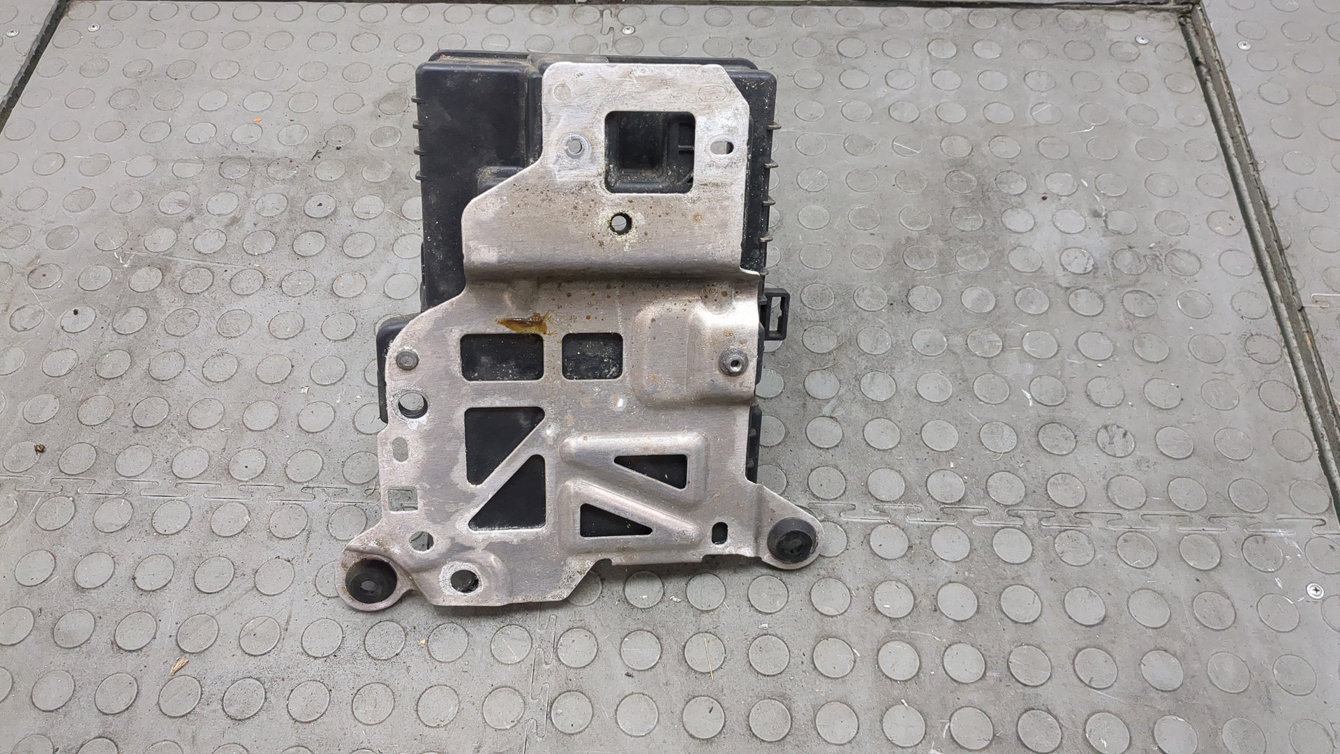 Площадка под аккумулятор (АКБ)