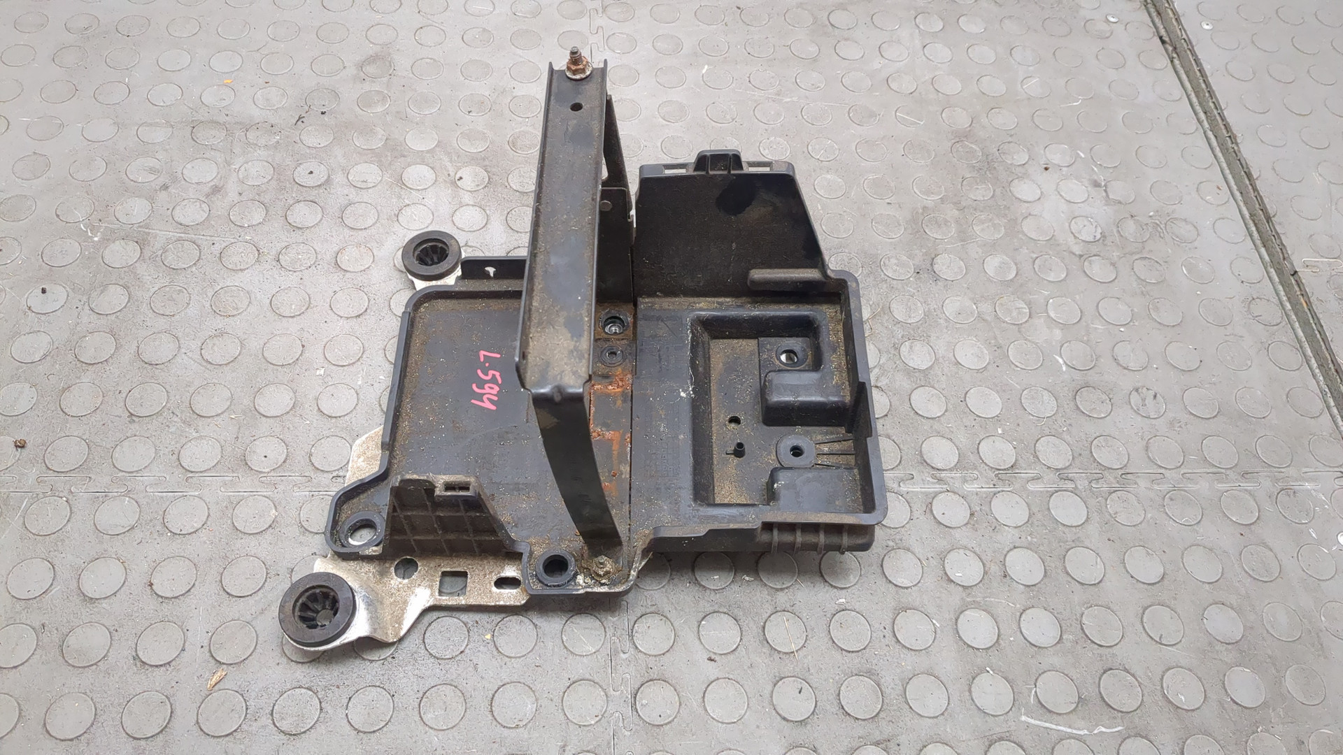 Площадка под аккумулятор (АКБ)