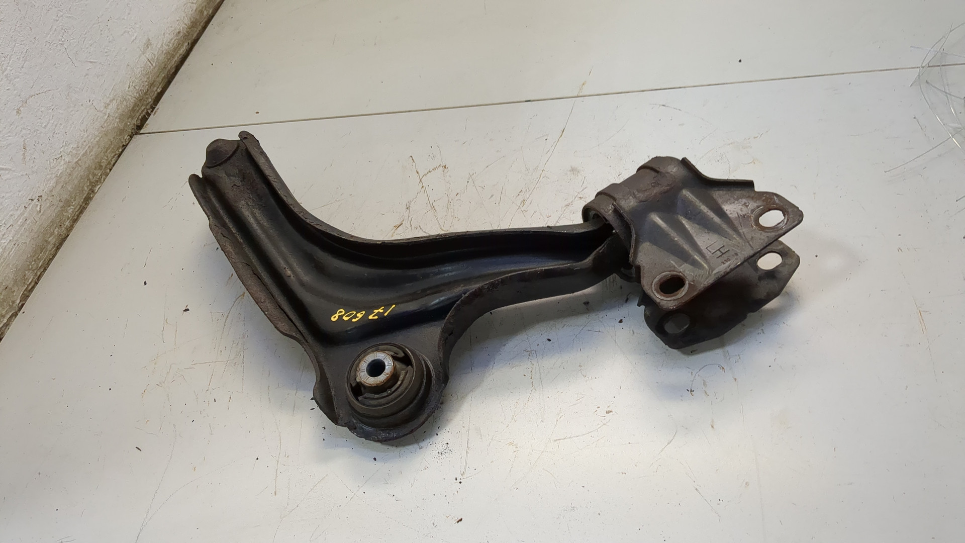 Рычаг передний левый