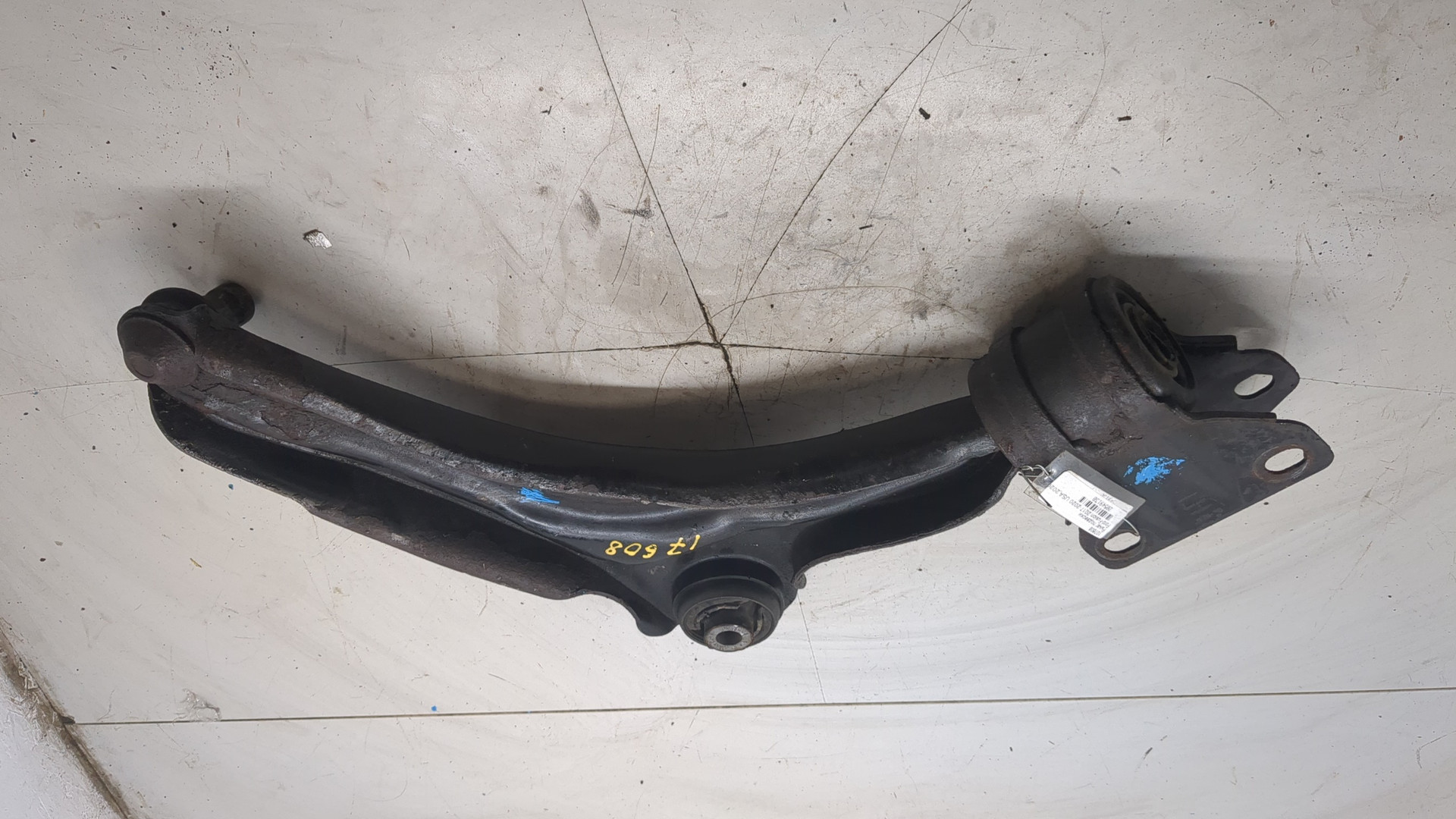 Рычаг передний левый