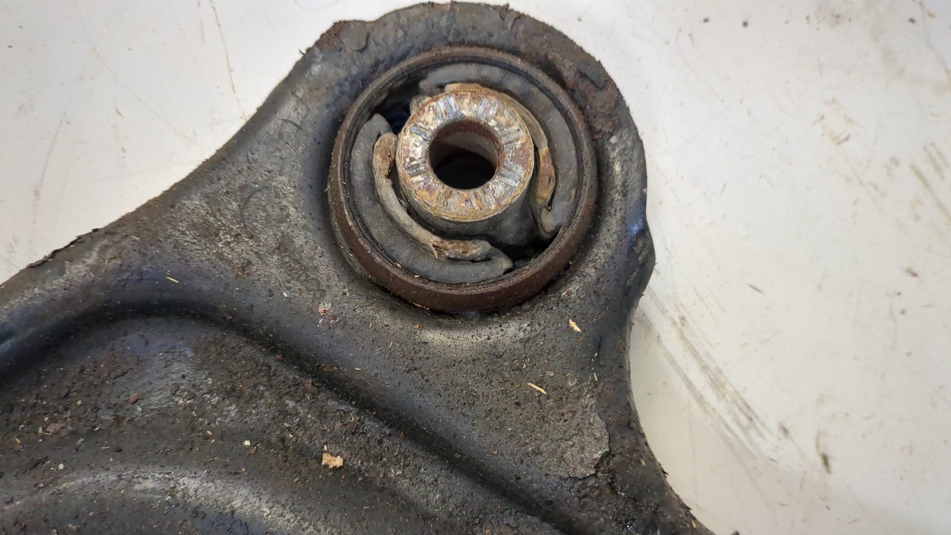 Рычаг передний левый