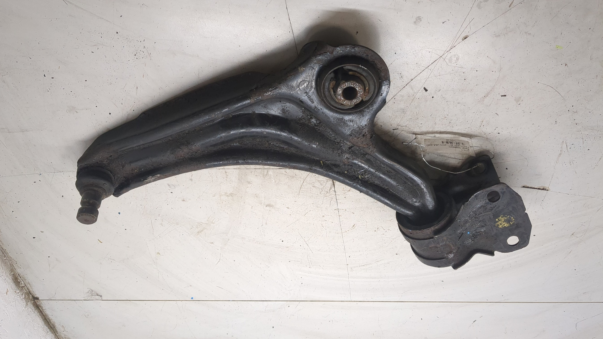 Рычаг передний левый