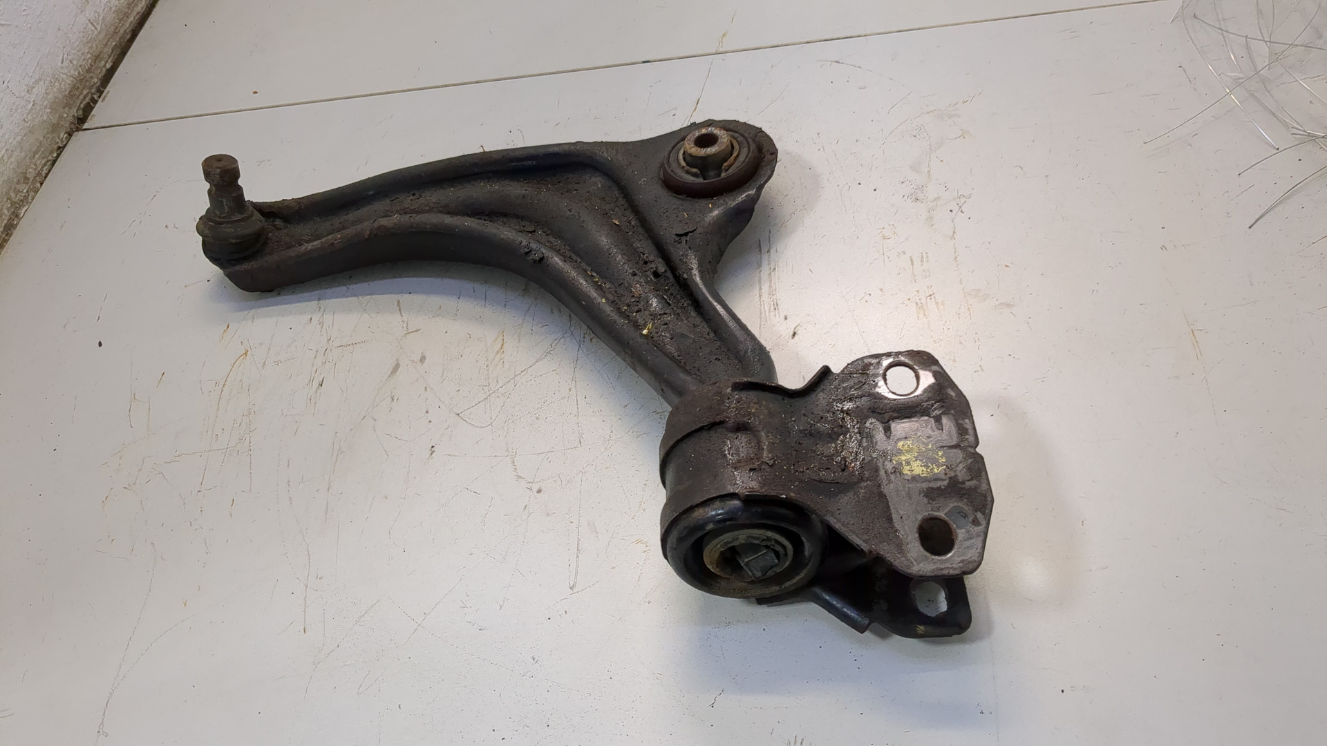 Рычаг передний левый