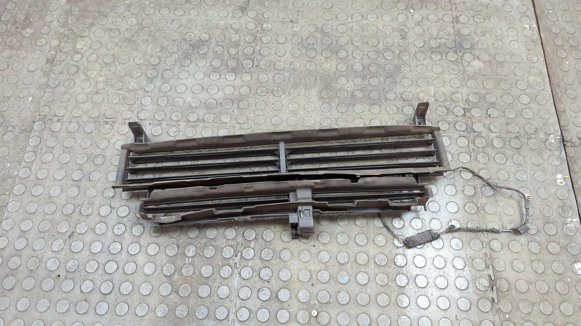 Жалюзи (воздуховод) бампера переднего