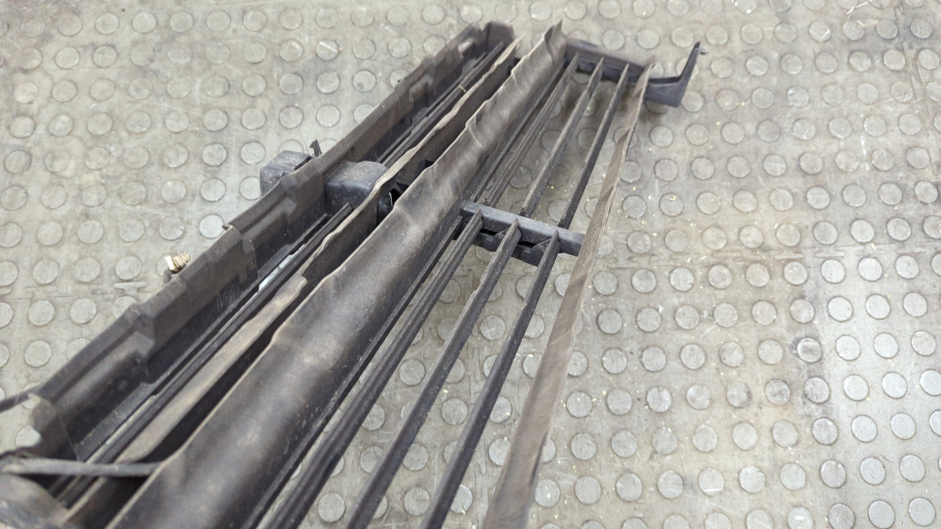 Жалюзи (воздуховод) бампера переднего