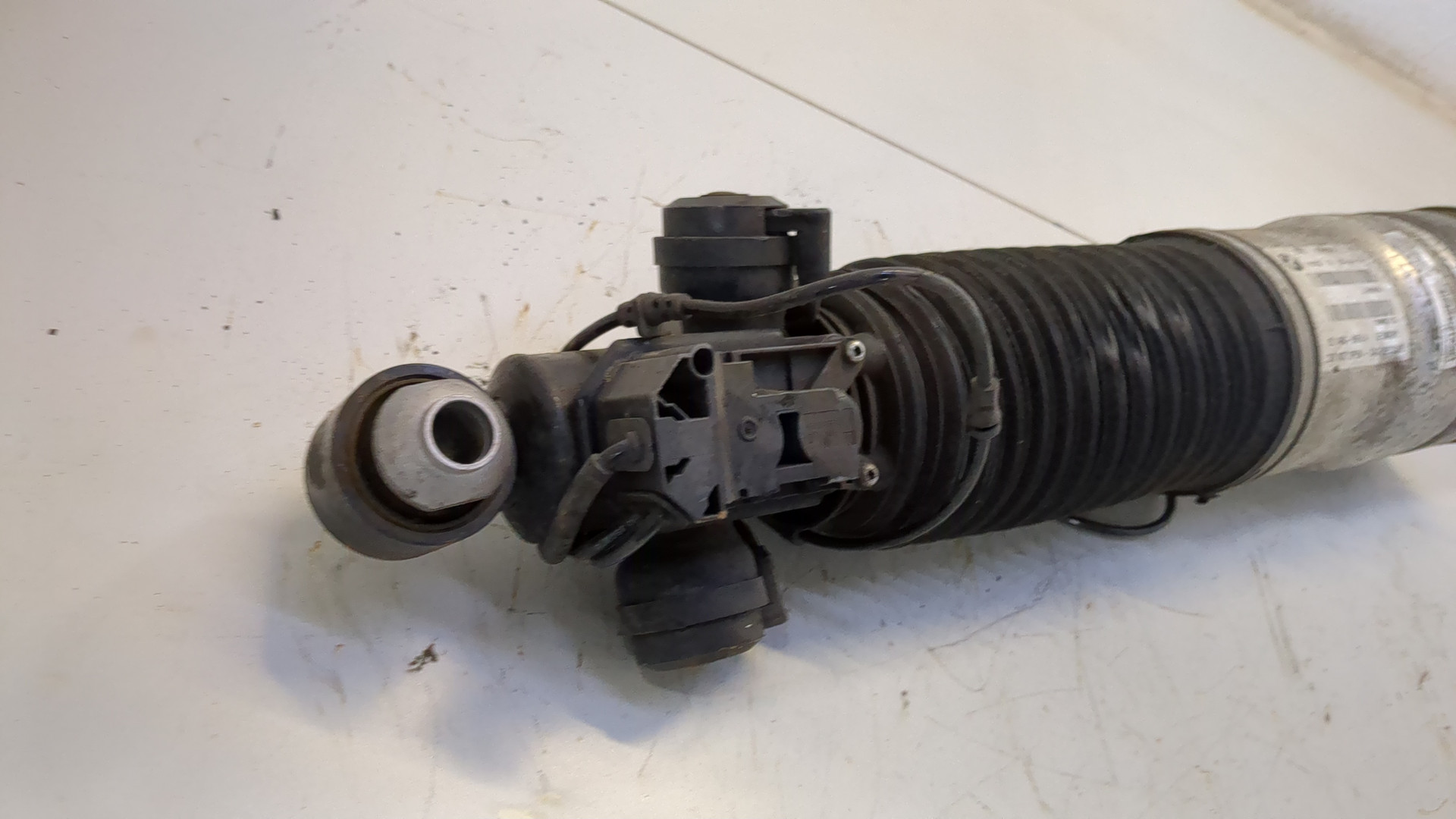 Амортизатор задний левый