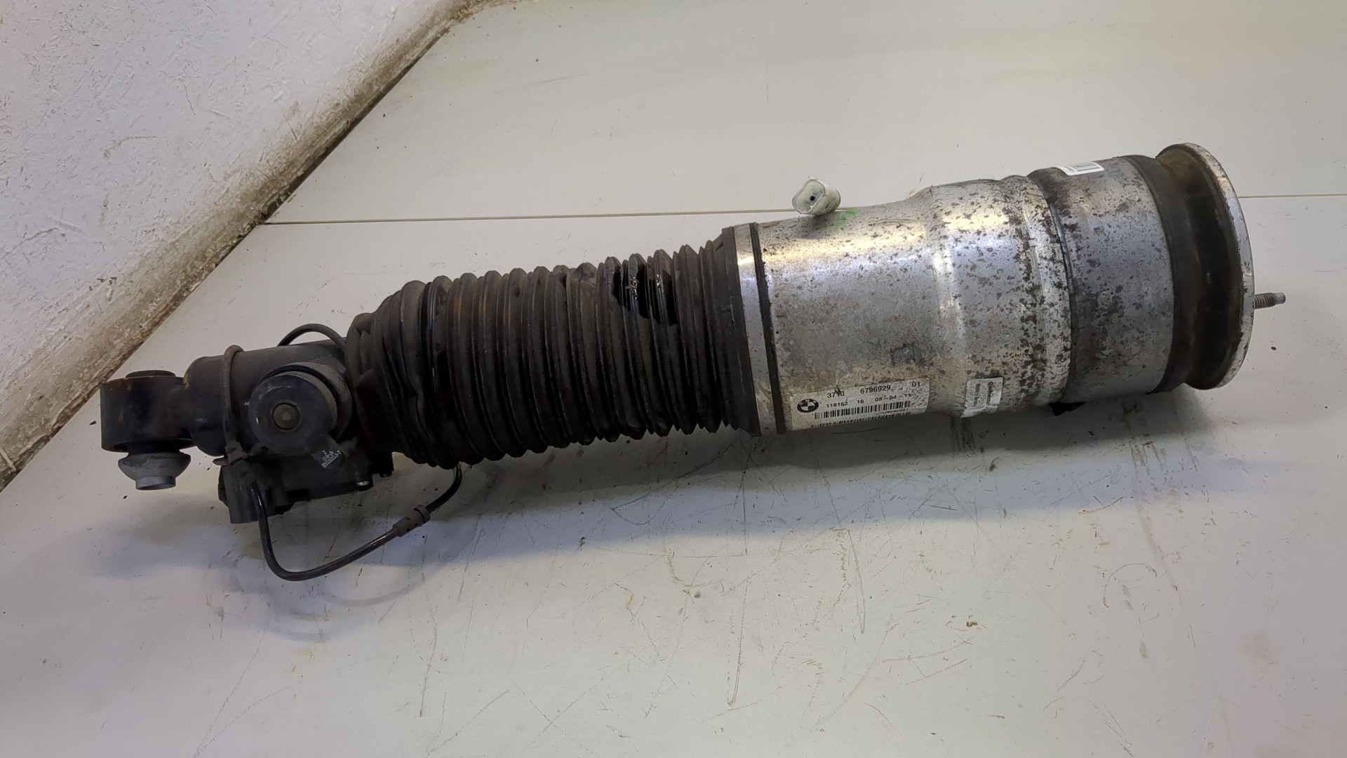 Амортизатор задний левый