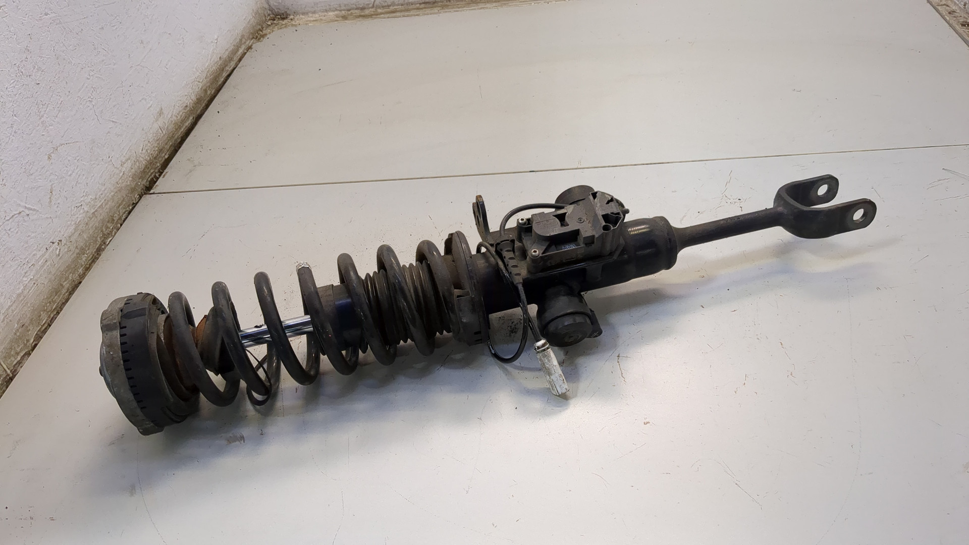 Амортизатор передний правый