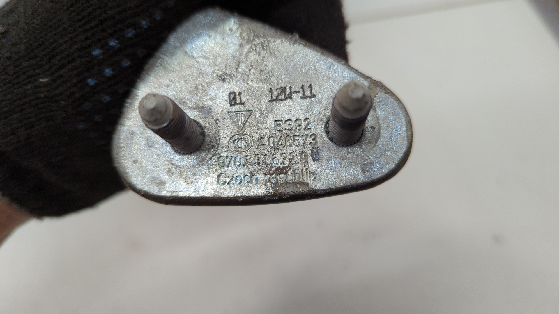 Петля двери