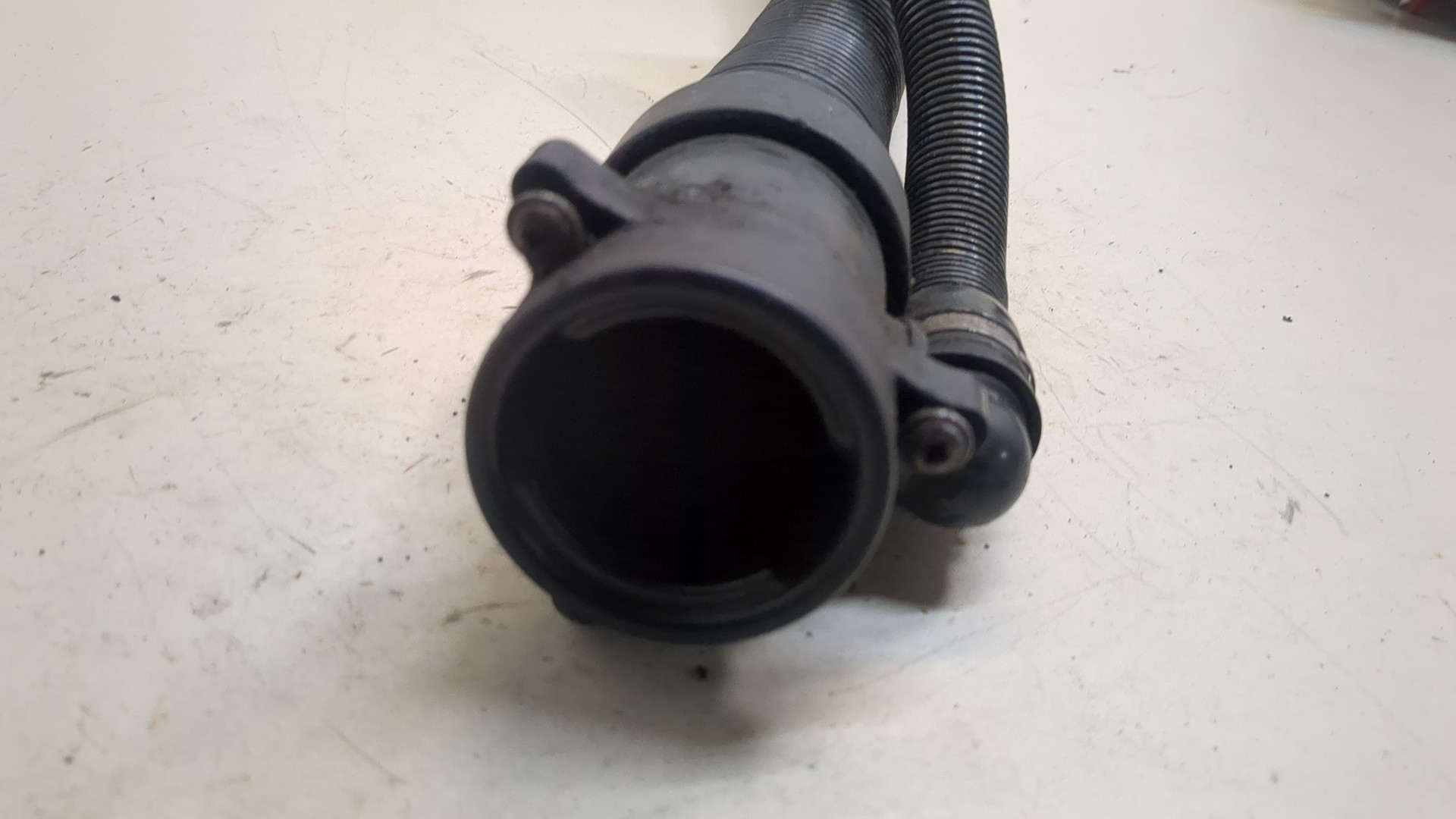 Горловина топливного бака