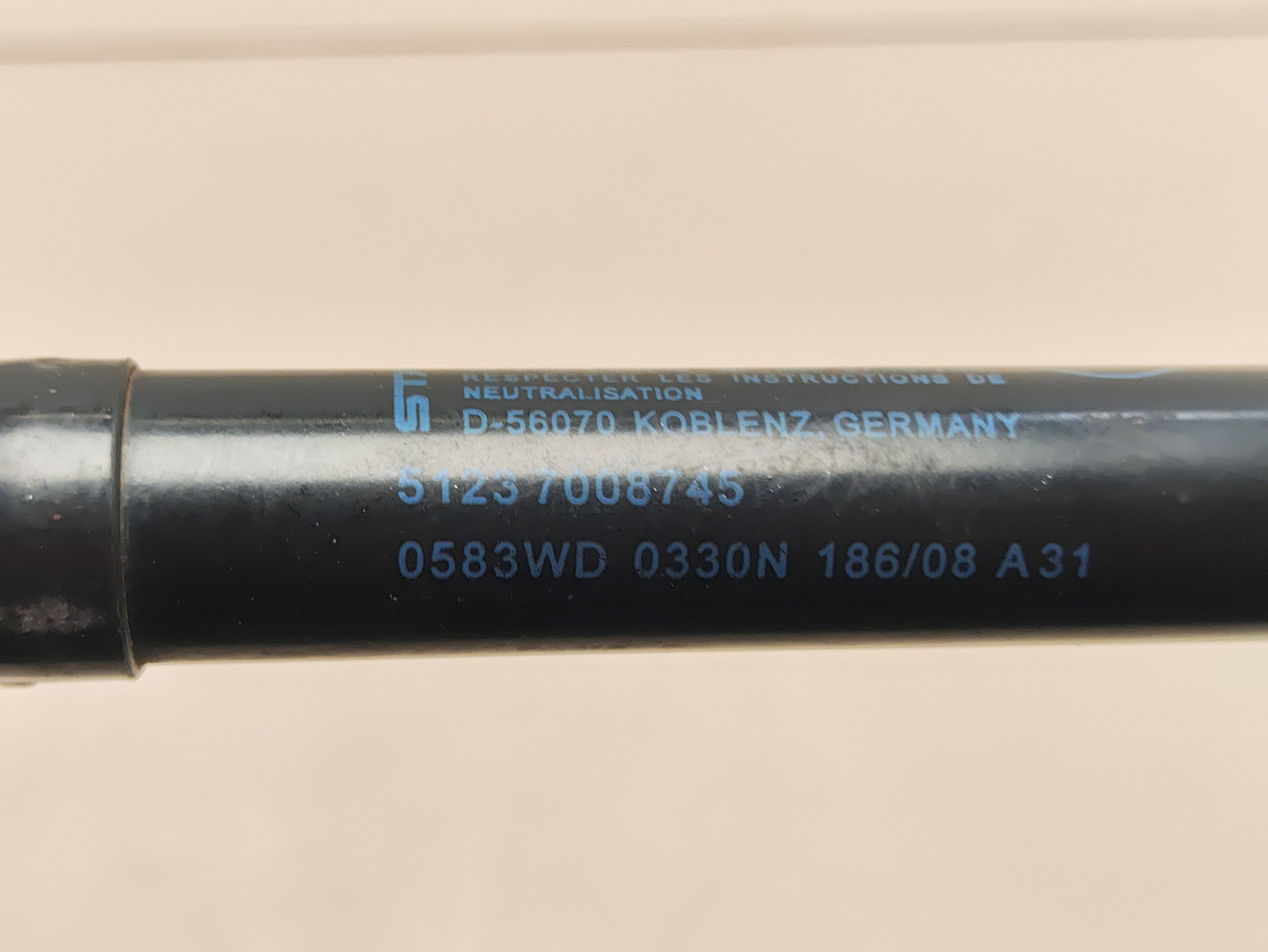 Амортизатор капота